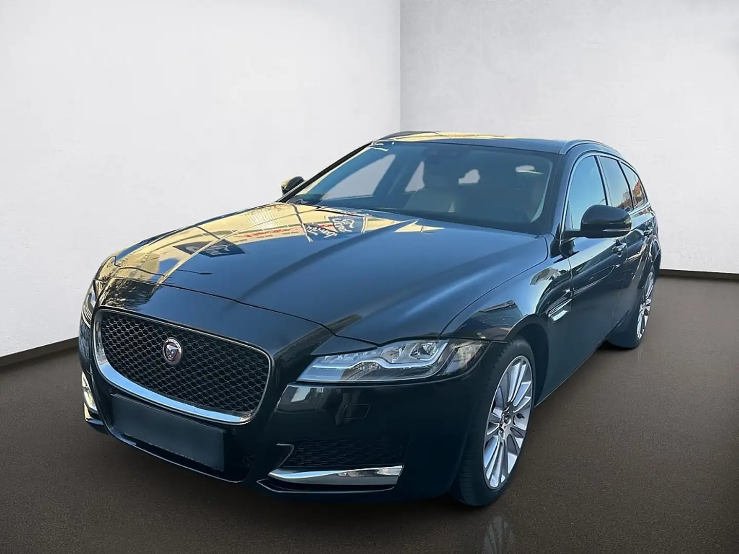 Jaguar XF Sportbrake 20d AWD Portfolio Aut. Noir - 1