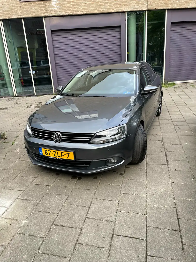 Volkswagen Jetta 1.2 TSI Comf Exec L. Šedá - 1