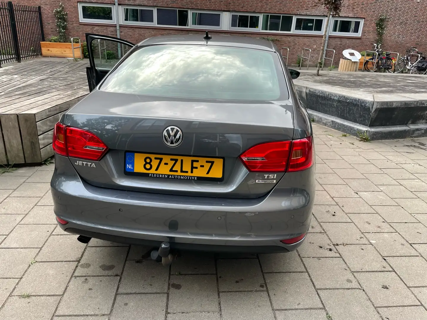 Volkswagen Jetta 1.2 TSI Comf Exec L. Šedá - 2