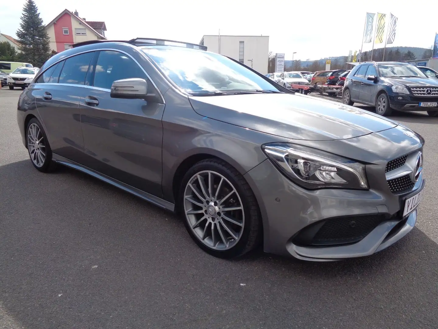 Mercedes-Benz CLA 200 Shooting Brake **1.HAND** ~AMG-Line~ Gris - 2
