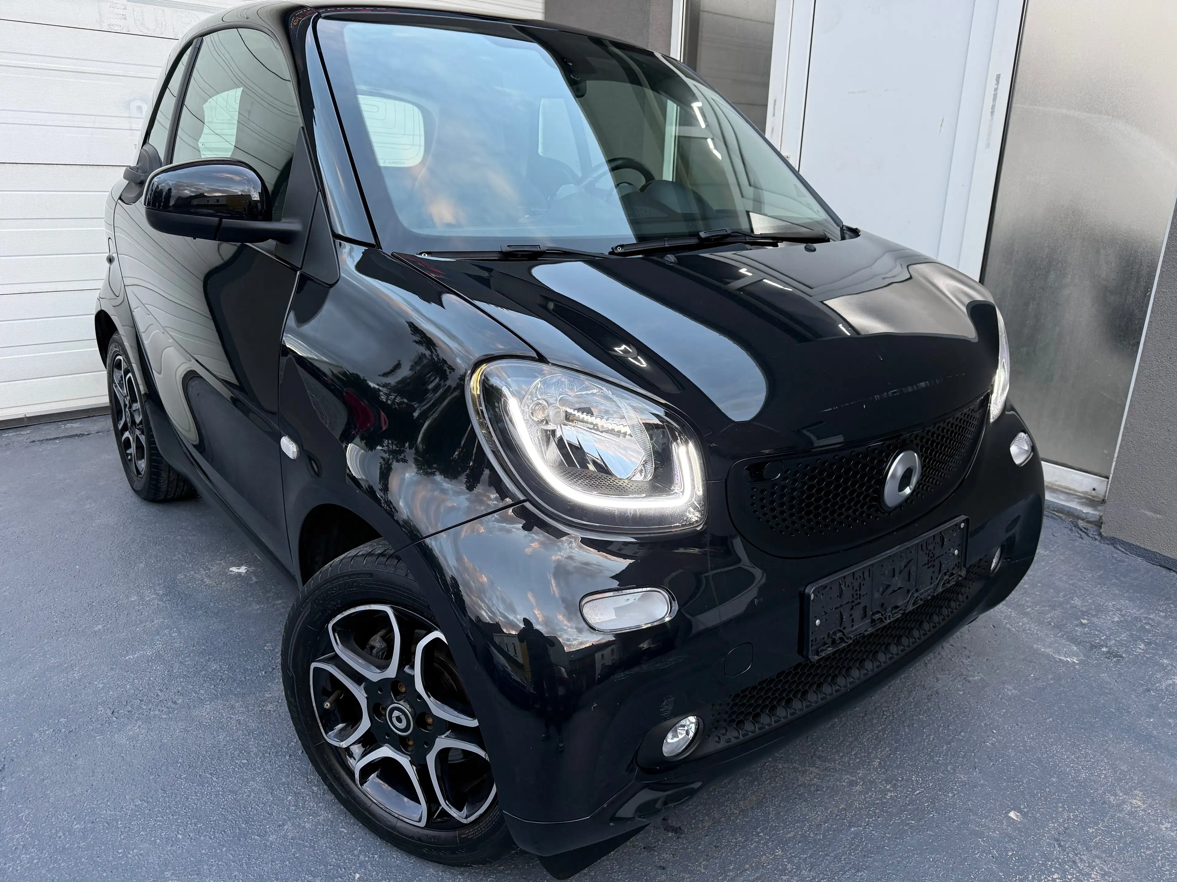 smart forTwo 🔥 SMART FORTWO 2017 • TOIT PANO • CUIR CHAUFFANT • LED • FREINAGE D’URGENCE • 86.000 KM • 7.450€ 🔥 — photo 2