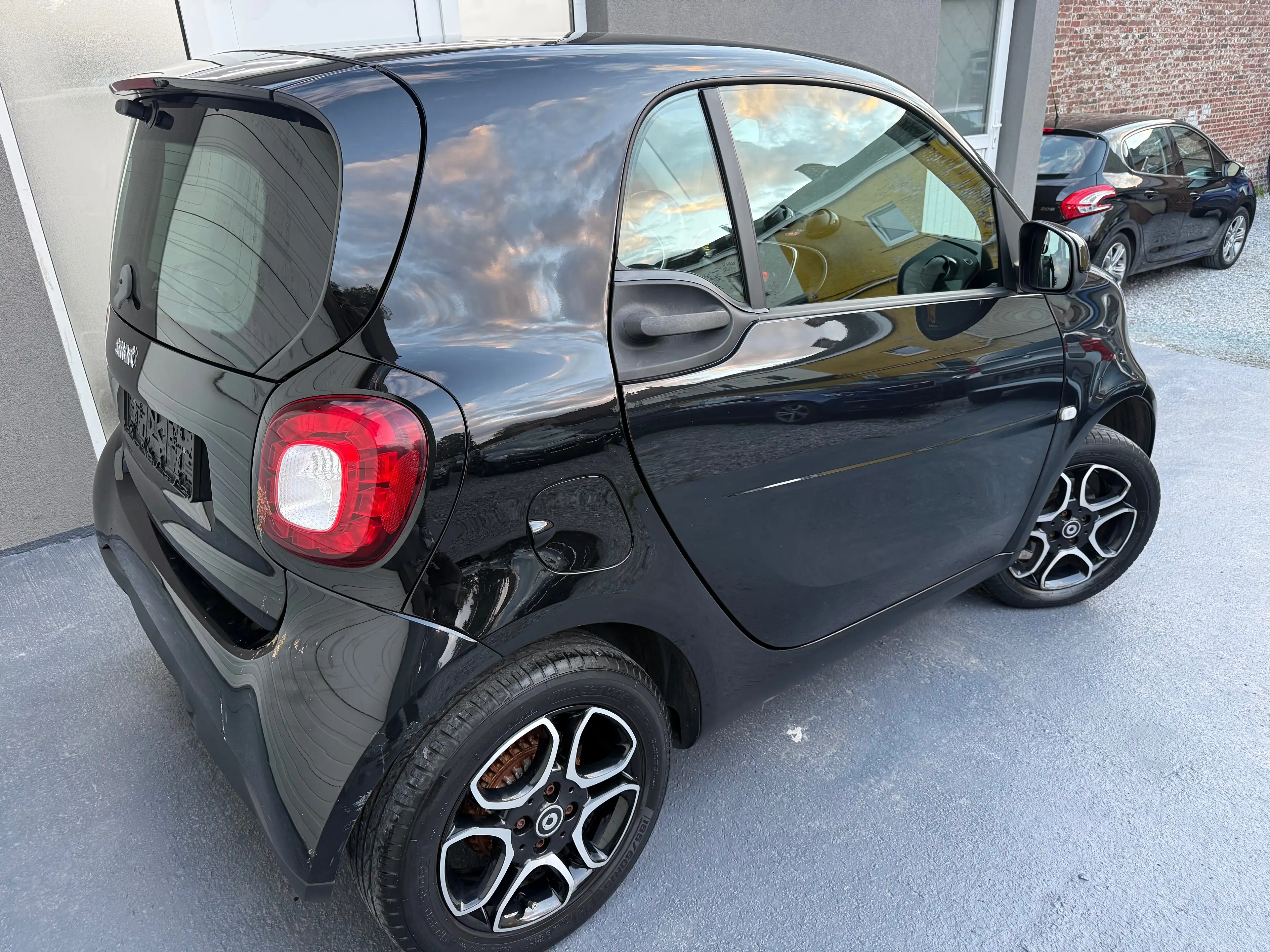smart forTwo 🔥 SMART FORTWO 2017 • TOIT PANO • CUIR CHAUFFANT • LED • FREINAGE D’URGENCE • 86.000 KM • 7.450€ 🔥 — photo 4