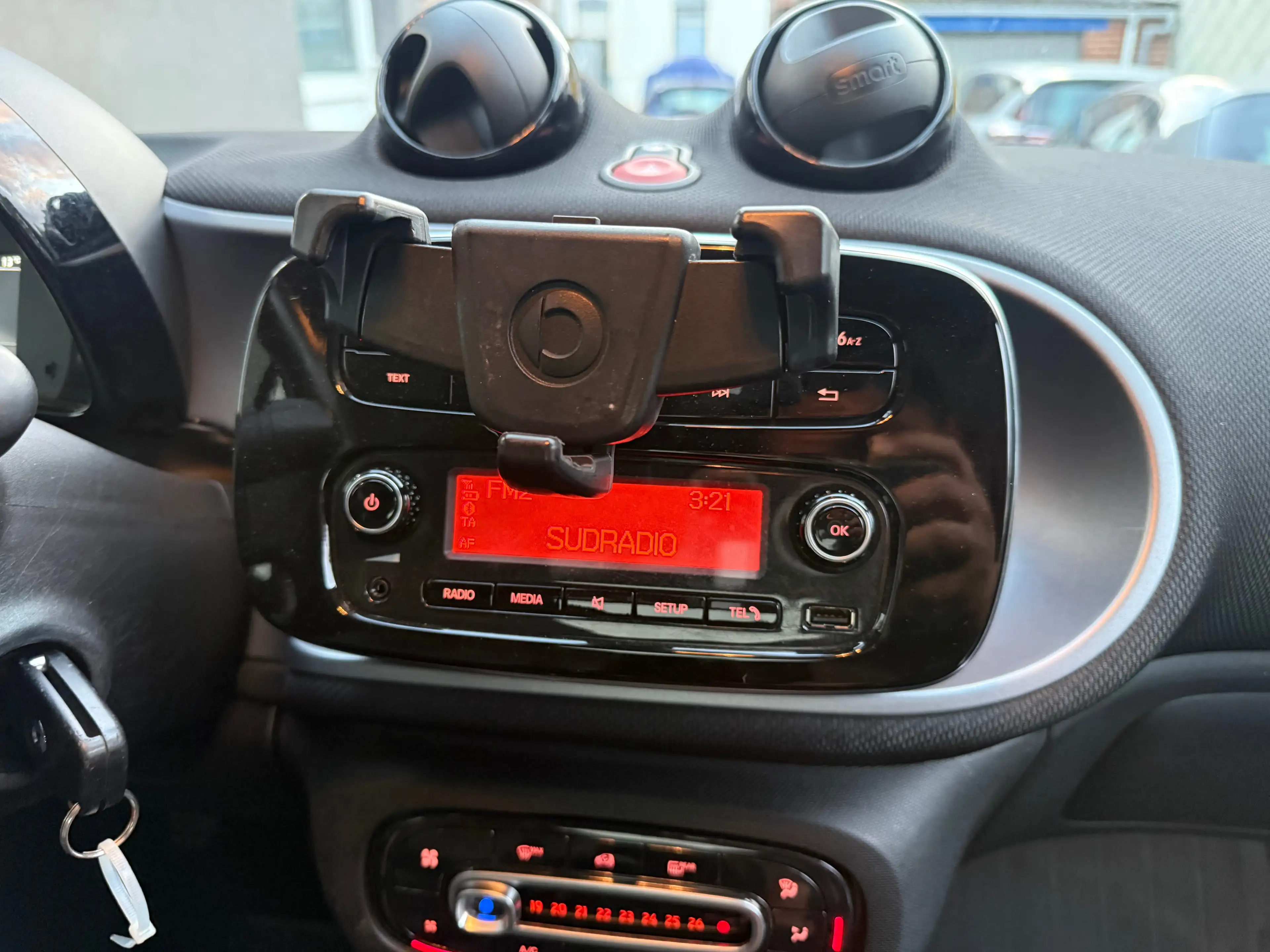 smart forTwo 🔥 SMART FORTWO 2017 • TOIT PANO • CUIR CHAUFFANT • LED • FREINAGE D’URGENCE • 86.000 KM • 7.450€ 🔥 — photo 14
