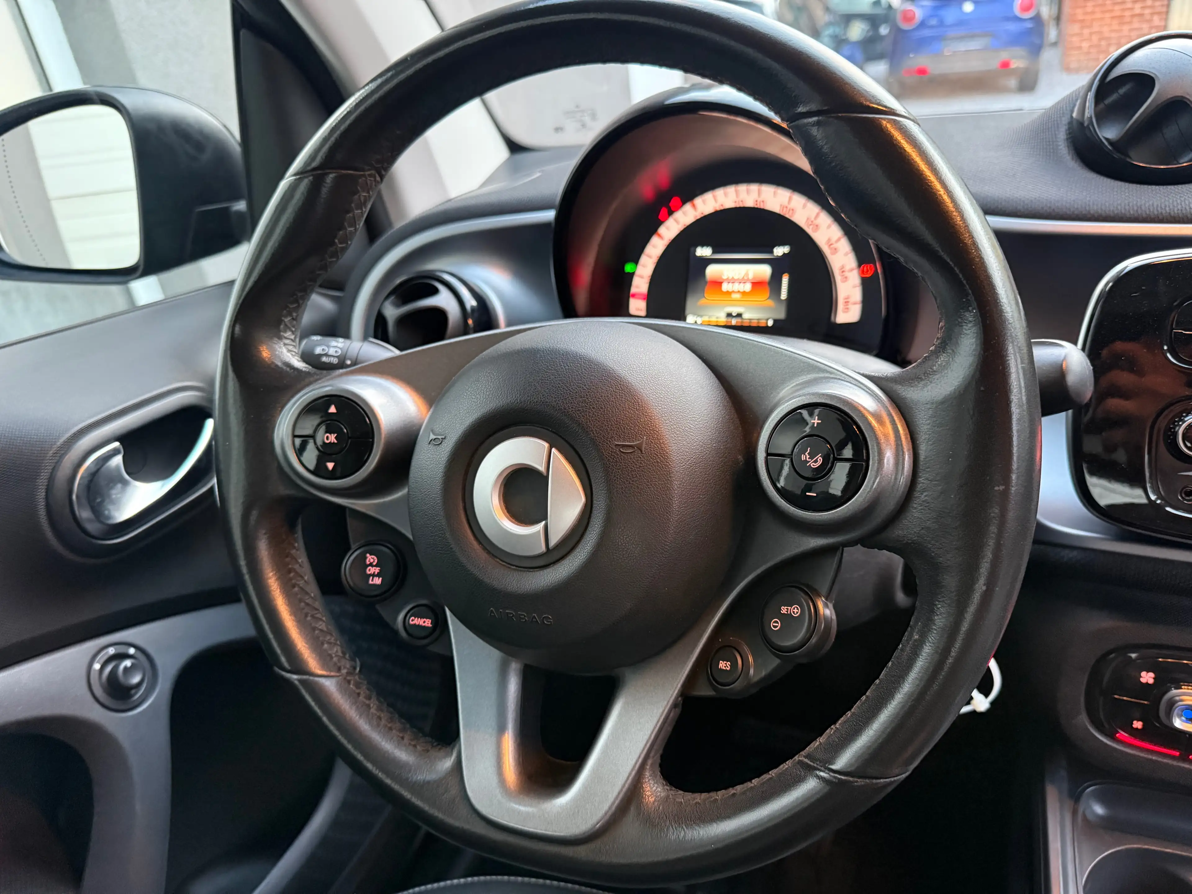 smart forTwo 🔥 SMART FORTWO 2017 • TOIT PANO • CUIR CHAUFFANT • LED • FREINAGE D’URGENCE • 86.000 KM • 7.450€ 🔥 — photo 15