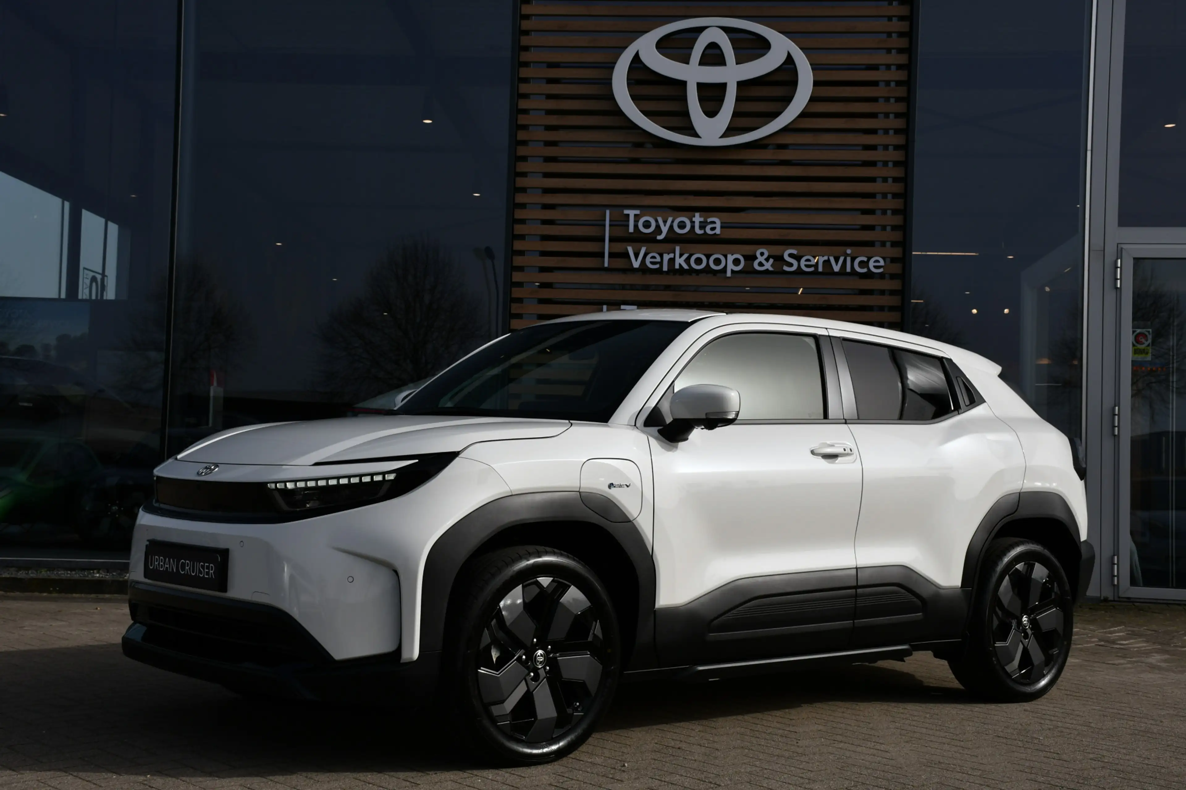 Toyota Urban Cruiser Executive 61 kWh Automaat 174pk | Nieuw | Panorama
