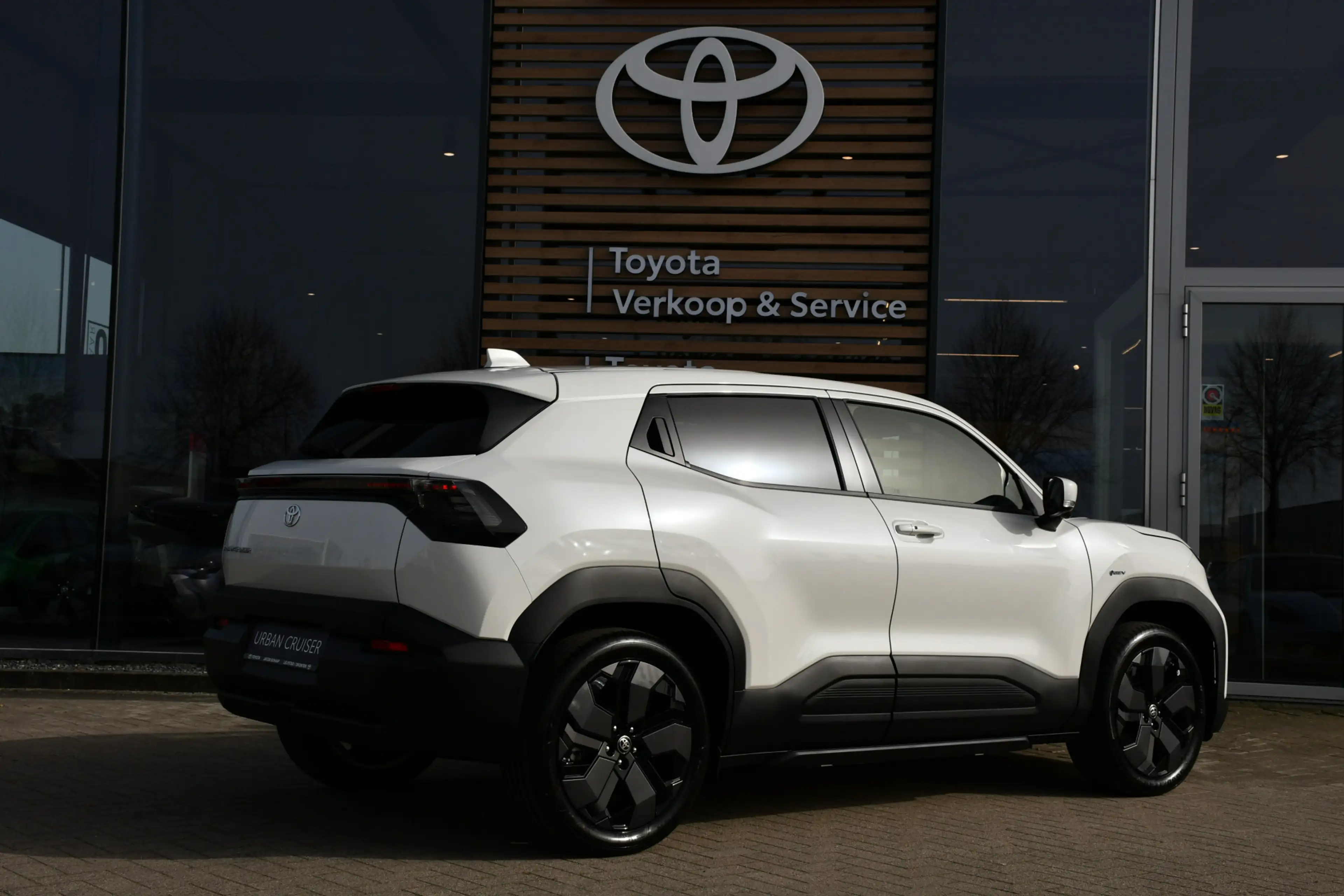 Toyota Urban Cruiser Executive 61 kWh Automaat 174pk | Nieuw | Panorama — photo 7