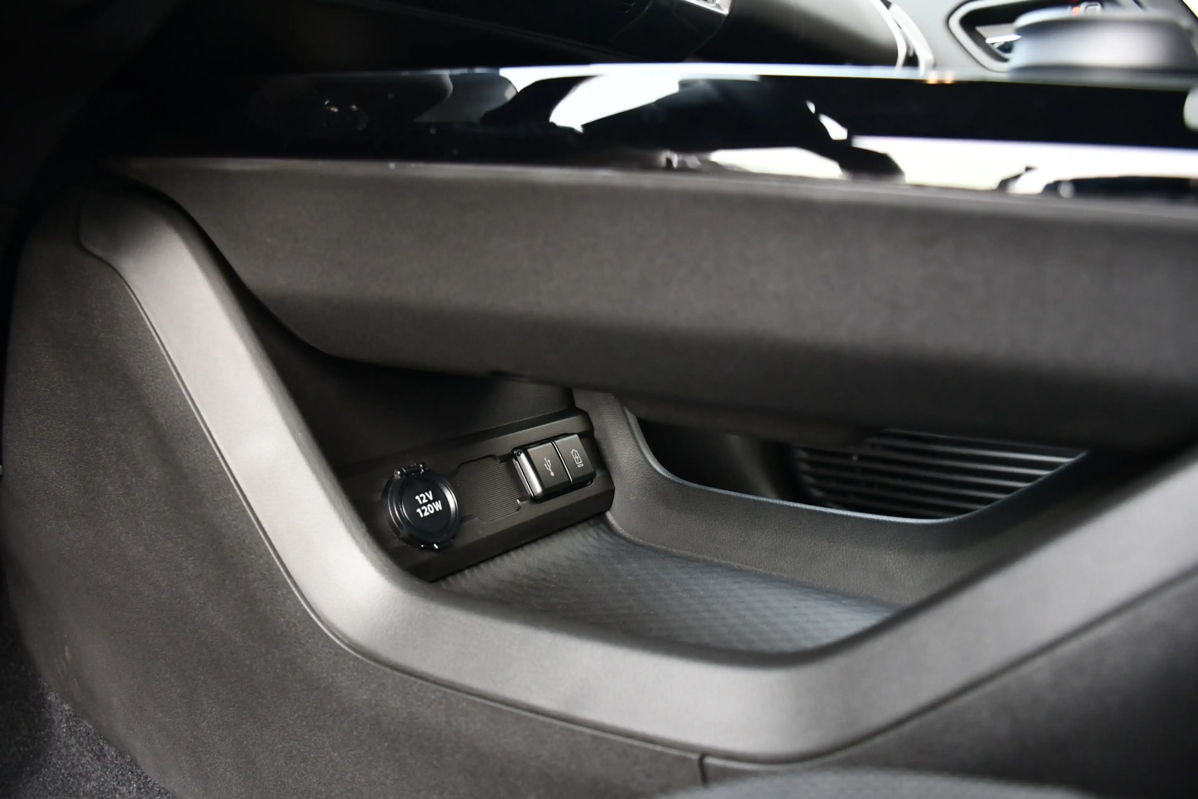 Toyota Urban Cruiser Executive 61 kWh Automaat 174pk | Nieuw | Panorama — photo 13