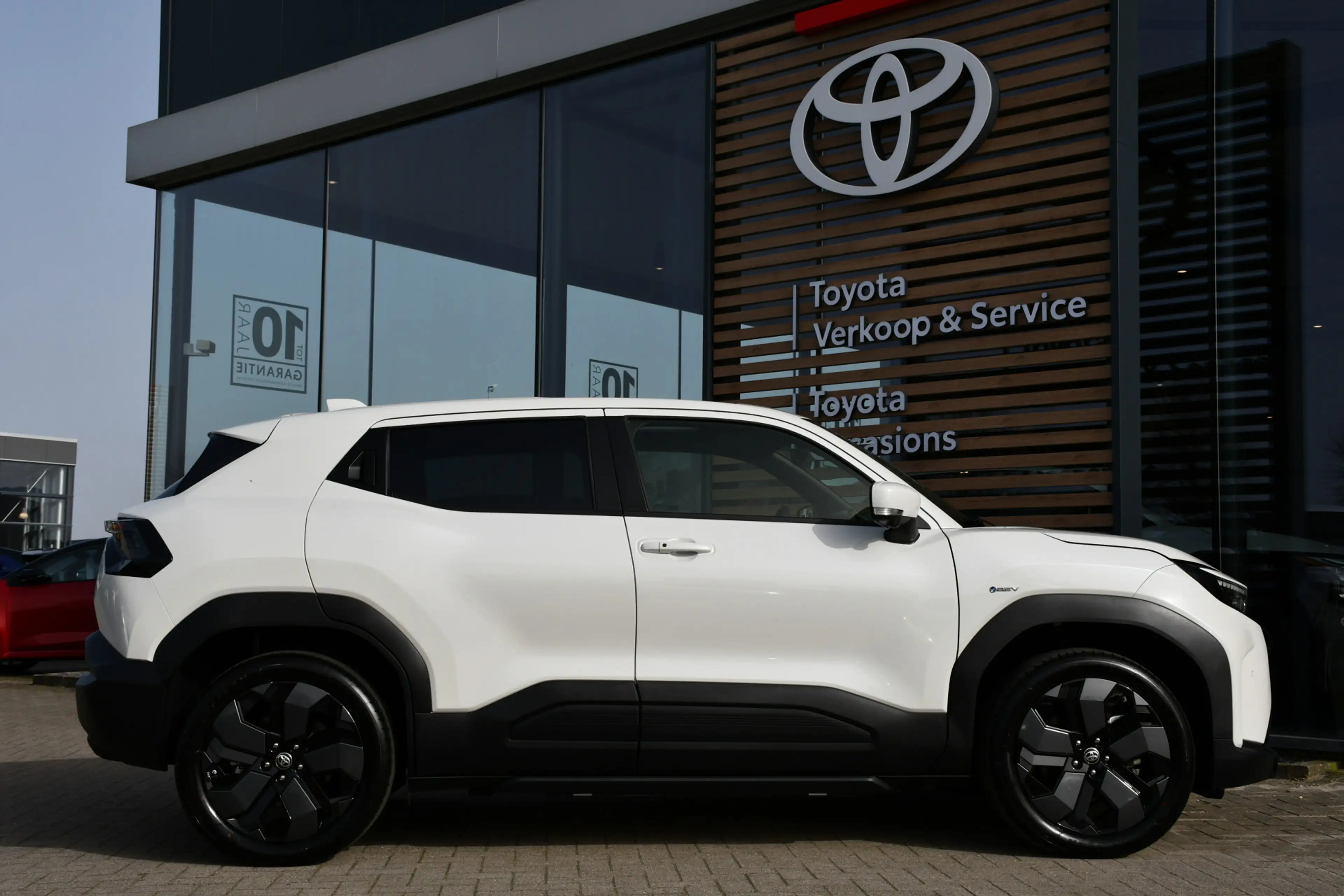 Toyota Urban Cruiser Executive 61 kWh Automaat 174pk | Nieuw | Panorama — photo 3
