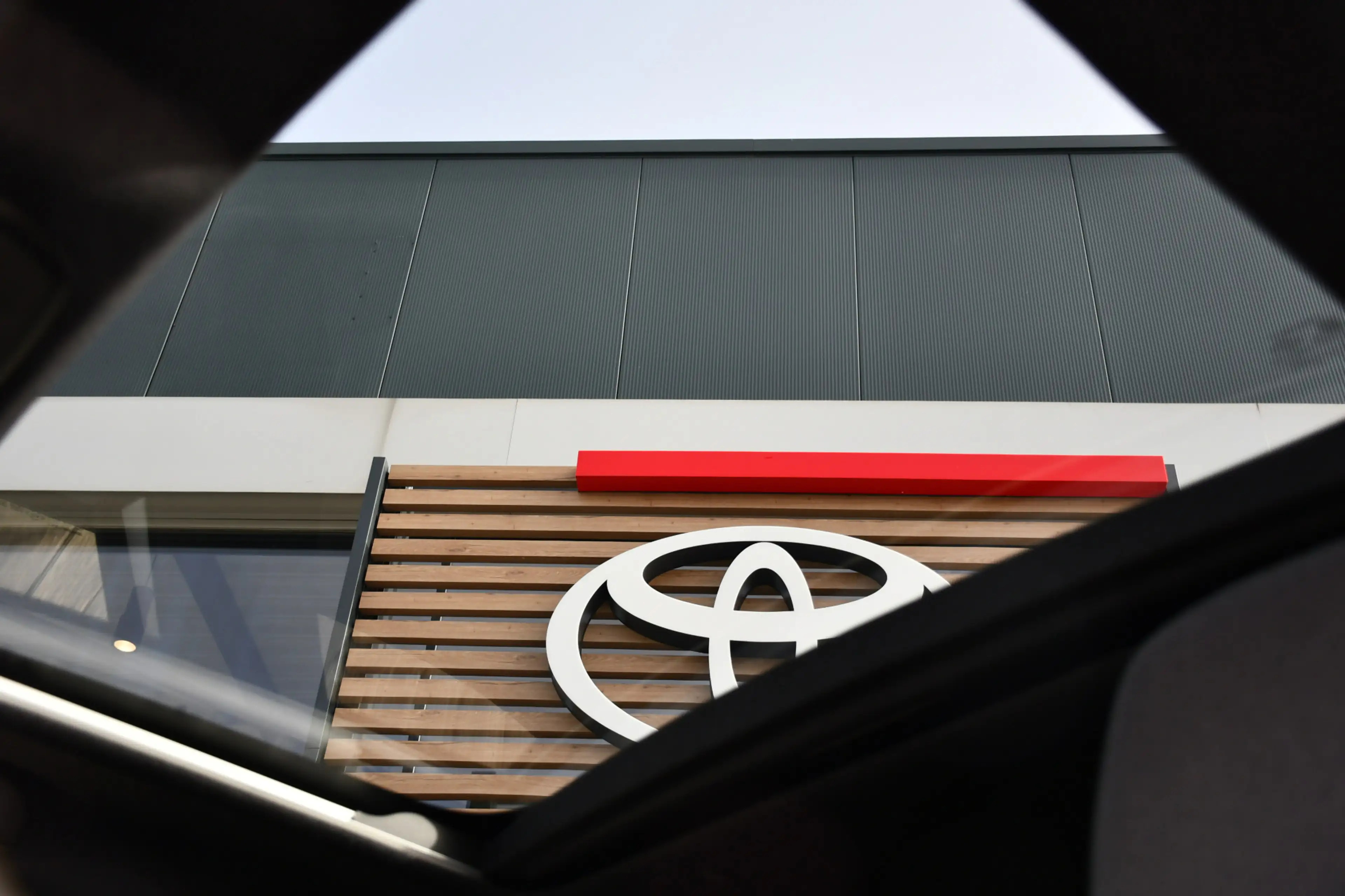 Toyota Urban Cruiser Executive 61 kWh Automaat 174pk | Nieuw | Panorama — photo 6