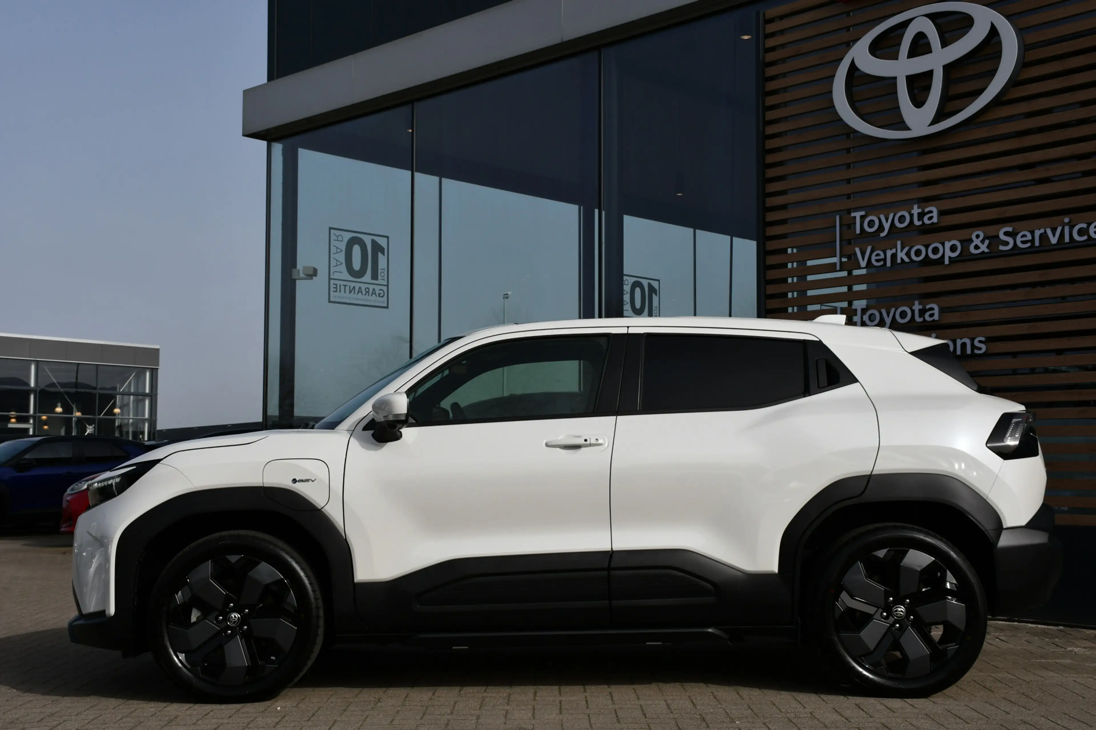 Toyota Urban Cruiser Executive 61 kWh Automaat 174pk | Nieuw | Panorama — photo 5