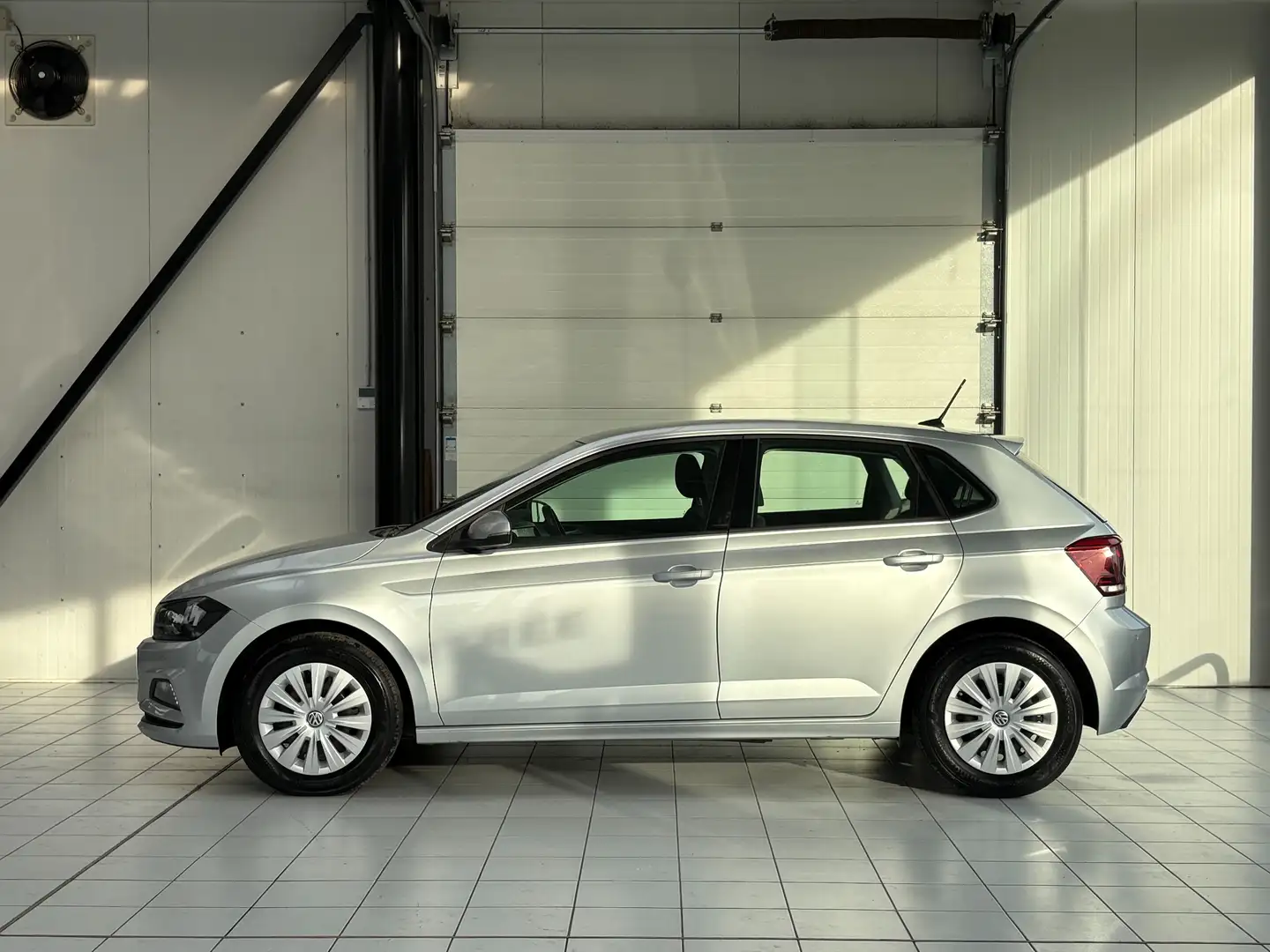 Volkswagen Polo Polo 1.0i *GPS * PDC * CARPLAY * 1ER PROP * Grijs - 2