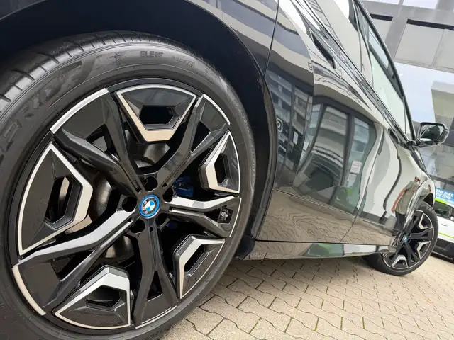 BMW Ix view 4