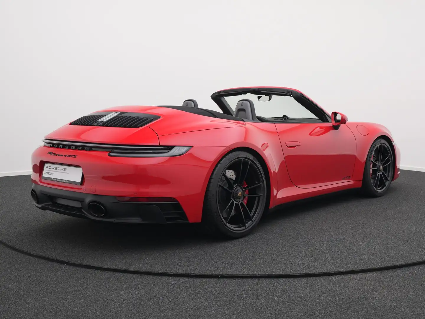 Porsche 992 Carrera 4 GTS Cabriolet Rood - 2