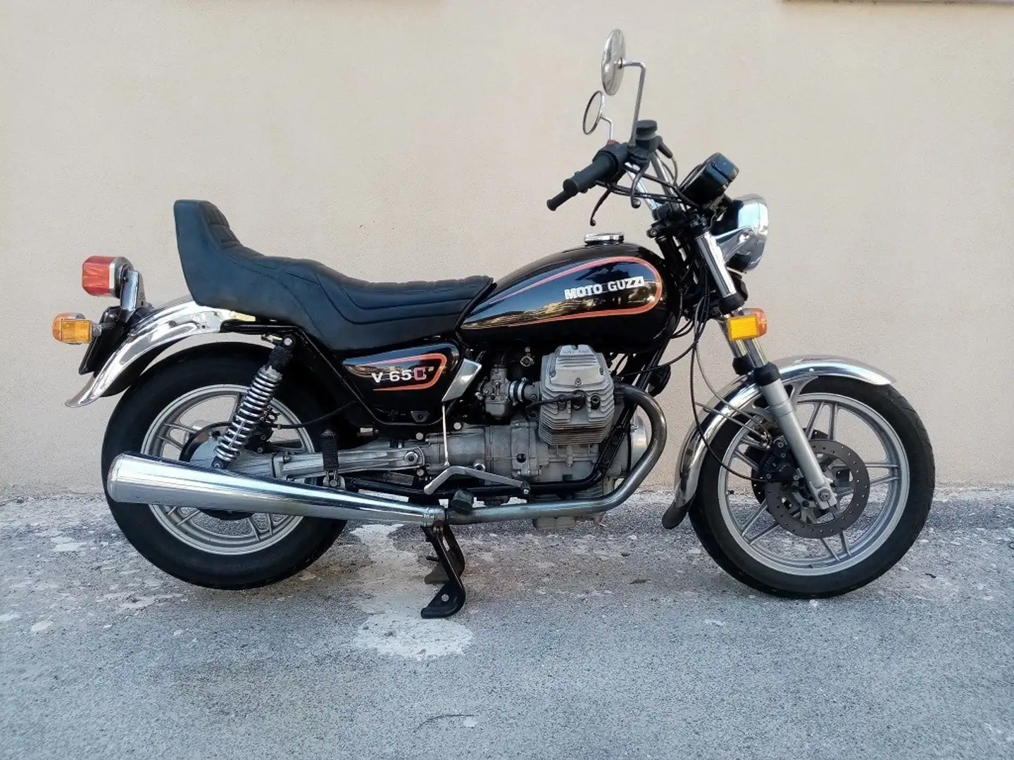Moto Guzzi V 65 Zwart - 1