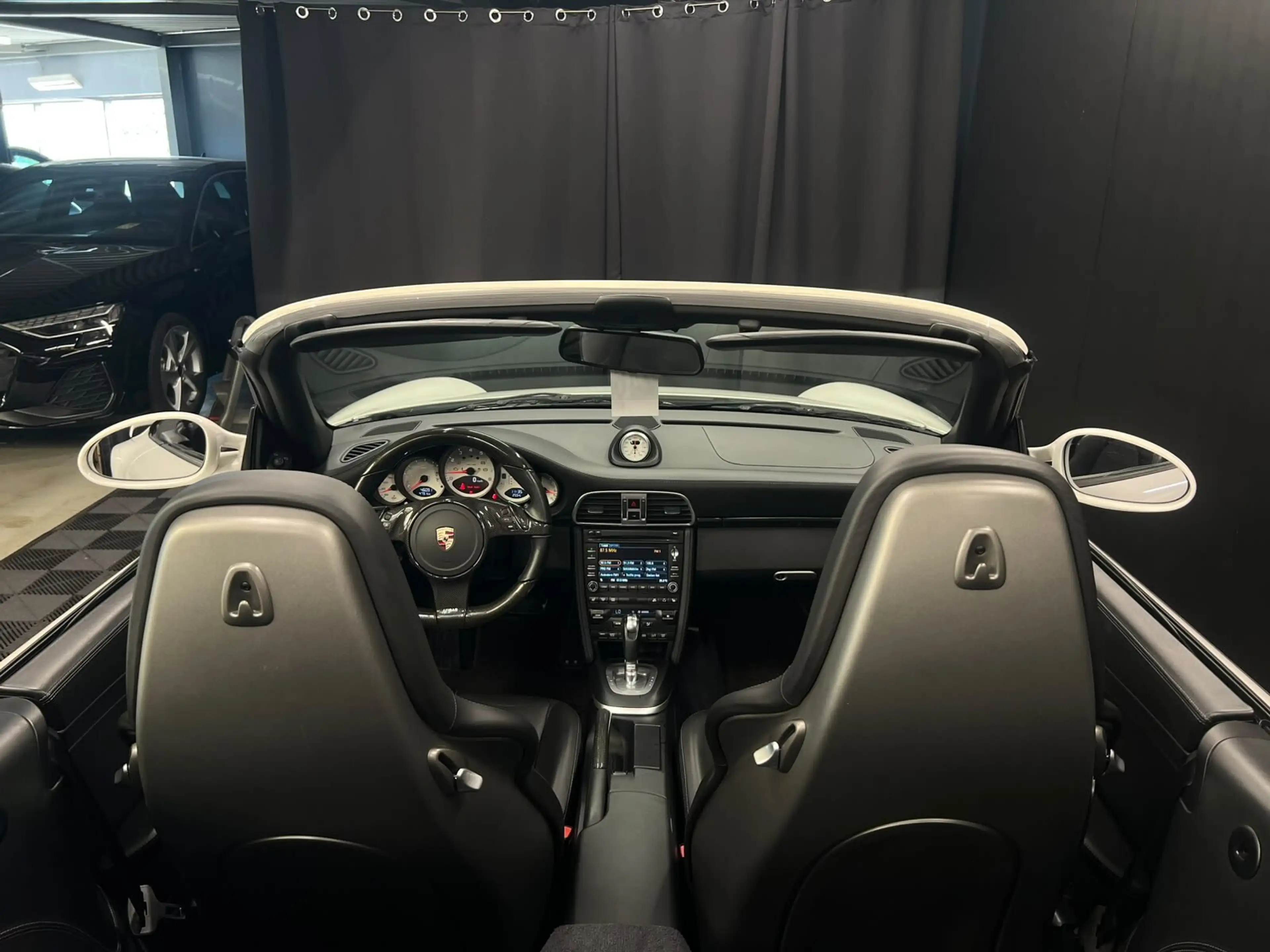 Porsche 911 CARRERA 4S CABRIOLET — photo 15