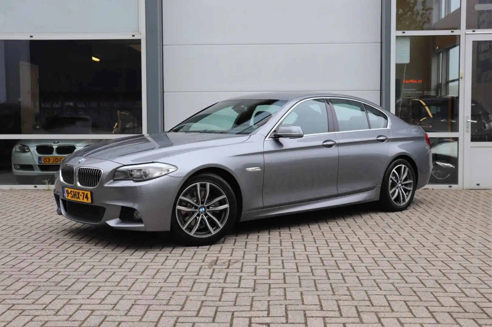 BMW 520 520I EXECUTIVE M SPORT/ORIG.NL/18 Grijs - 1