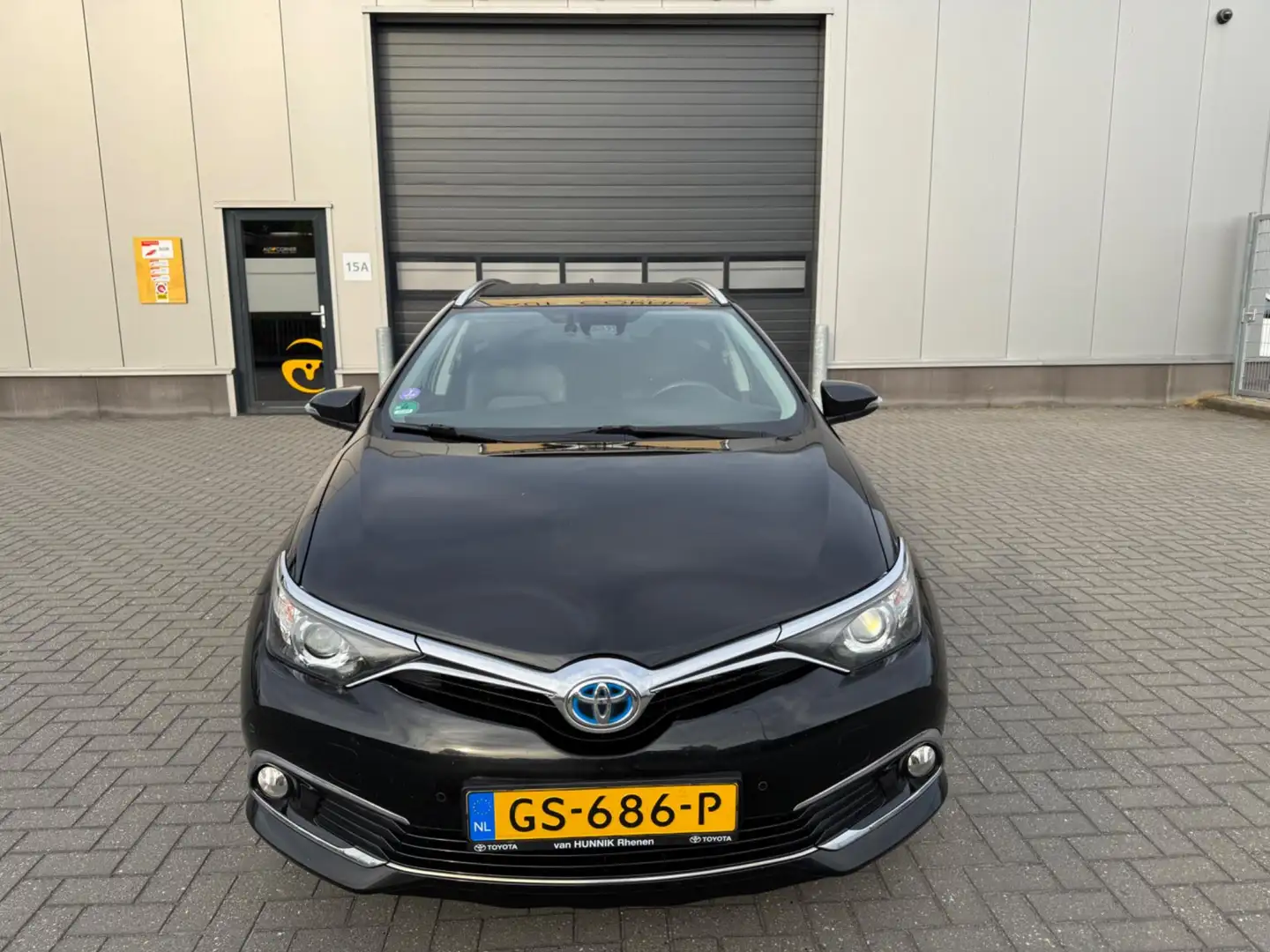 Toyota Auris Touring Sports 1.8 Hybrid Executive Zwart - 2