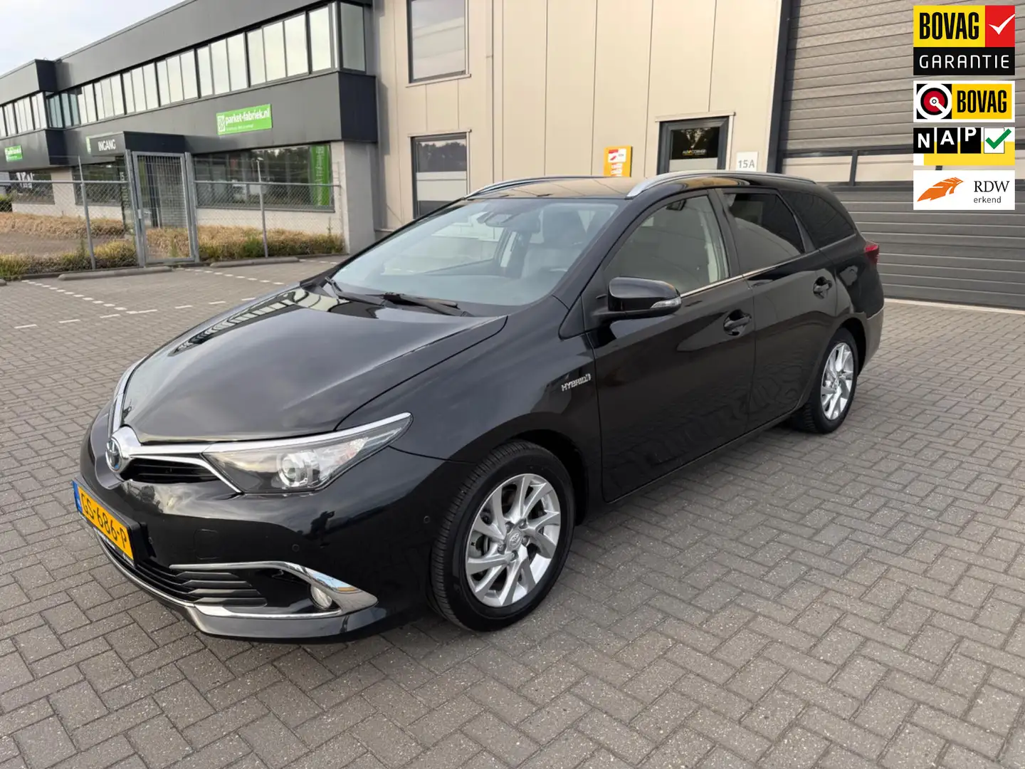 Toyota Auris Touring Sports 1.8 Hybrid Executive Zwart - 1