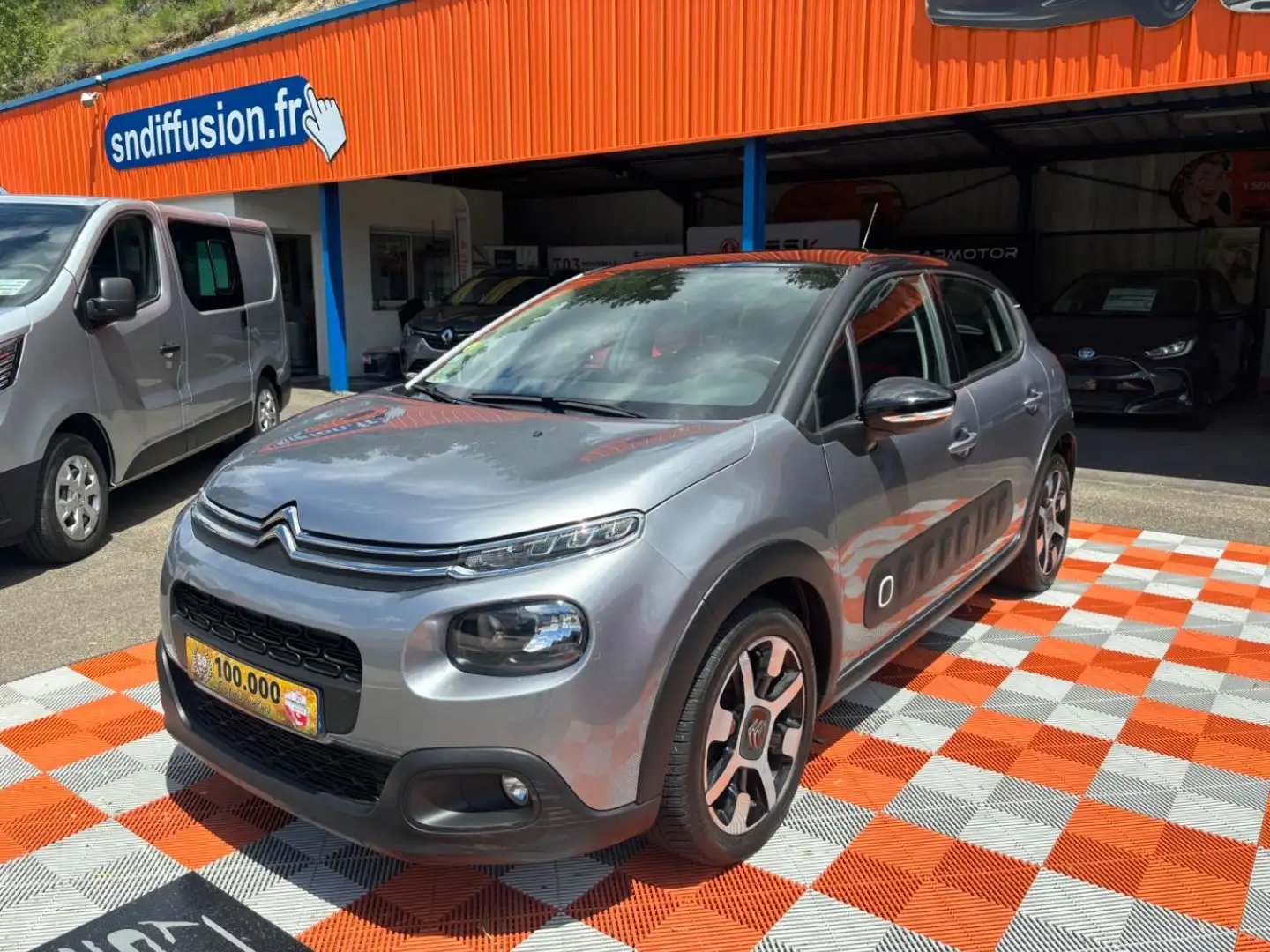 Citroen C3 BlueHDi 100 SHINE GPS JA 17 Cross Urban Red Gris - 1