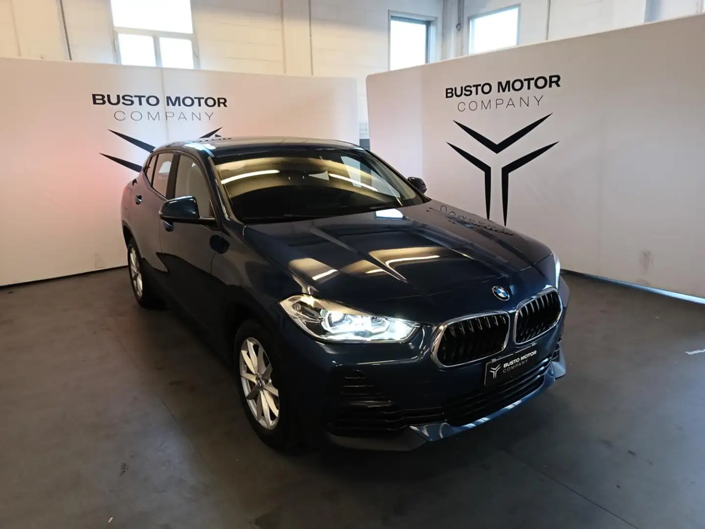 BMW X2 sDrive16d Business-X Bleu - 1