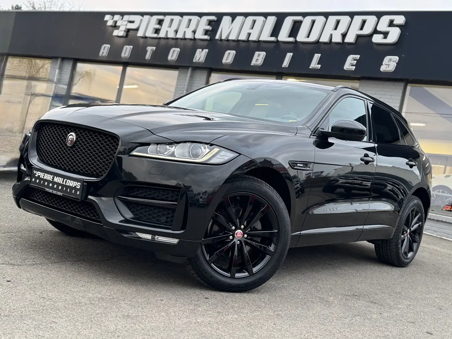 Jaguar F-Pace 25T AWD R-Sport / BLACK PACK / CARPLAY / ATTELAGE Schwarz - 1