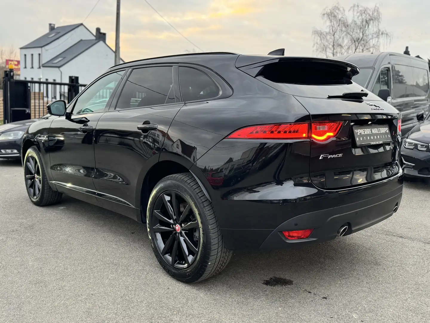 Jaguar F-Pace 25T AWD R-Sport / BLACK PACK / CARPLAY / ATTELAGE Schwarz - 2