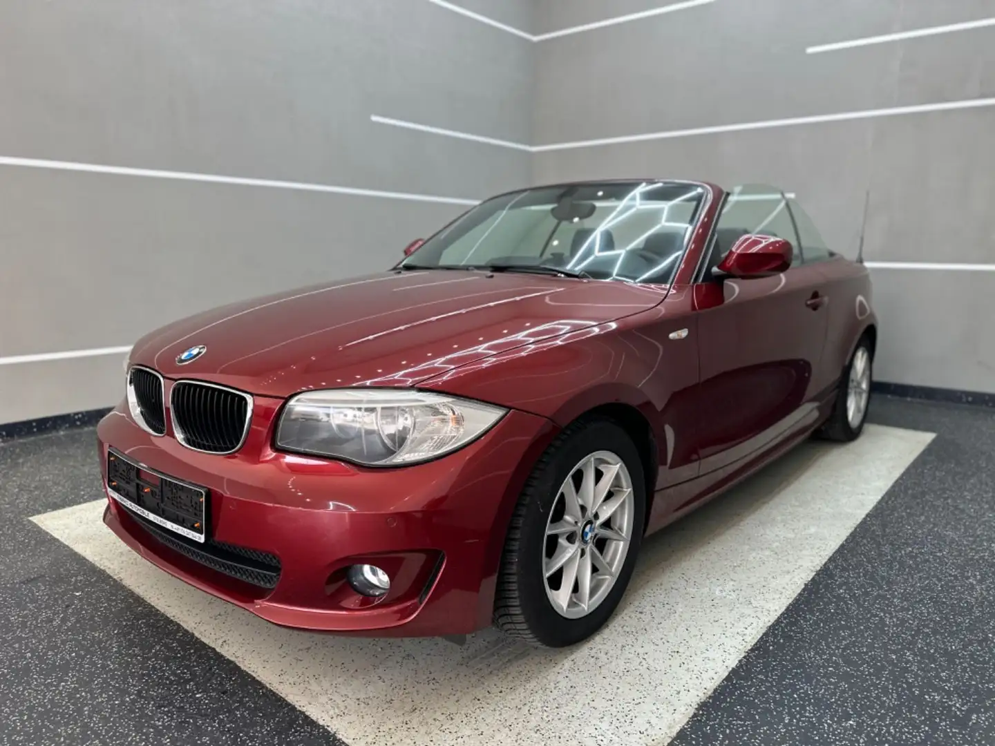 BMW 118 i Cabrio *AUTOMATIK*NAVI*LENKR-HEIZUNG*TEMPOM Rot - 2
