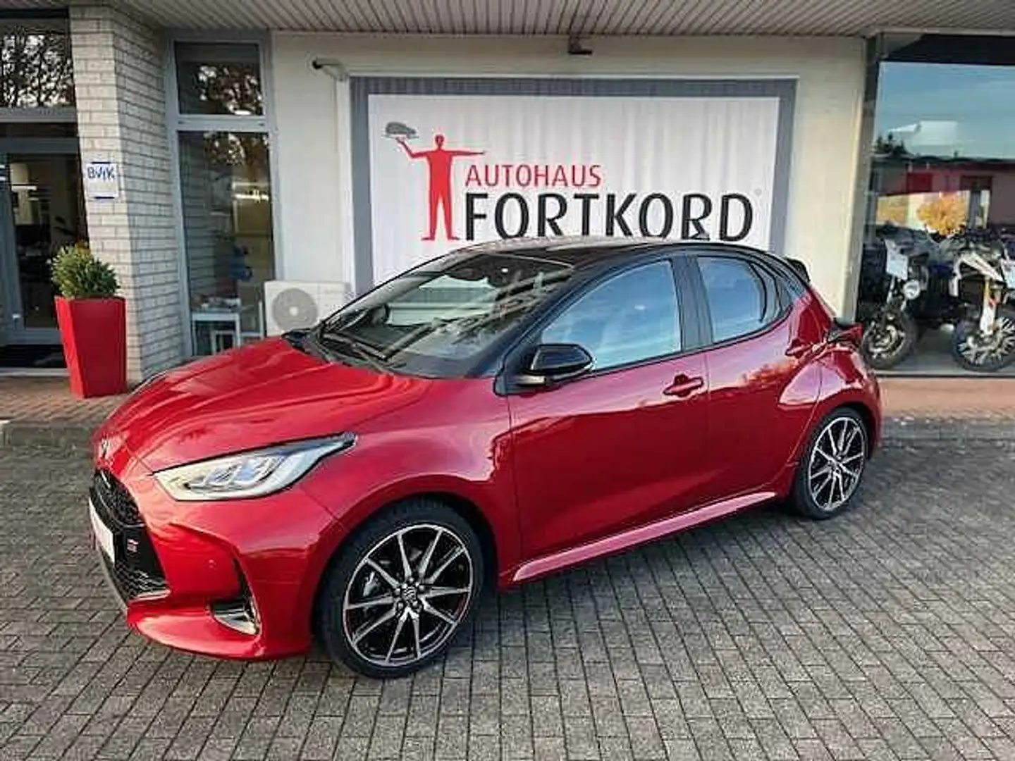 Toyota Yaris Hybrid 1.5 GR SPORT - Navi, JBL, HuD, PDC, SZ Rot - 2