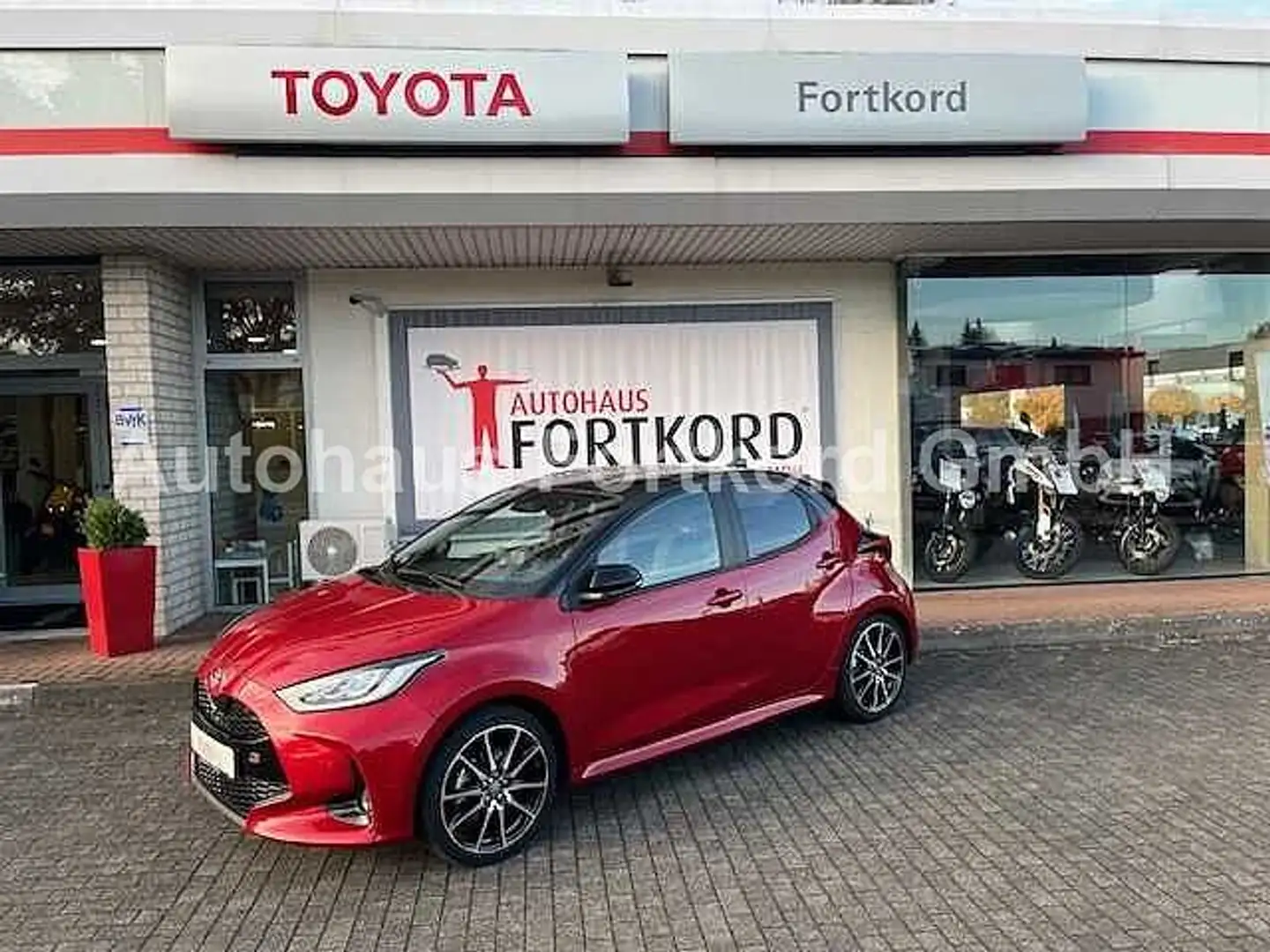 Toyota Yaris Hybrid 1.5 GR SPORT - Navi, JBL, HuD, PDC, SZ Rot - 1