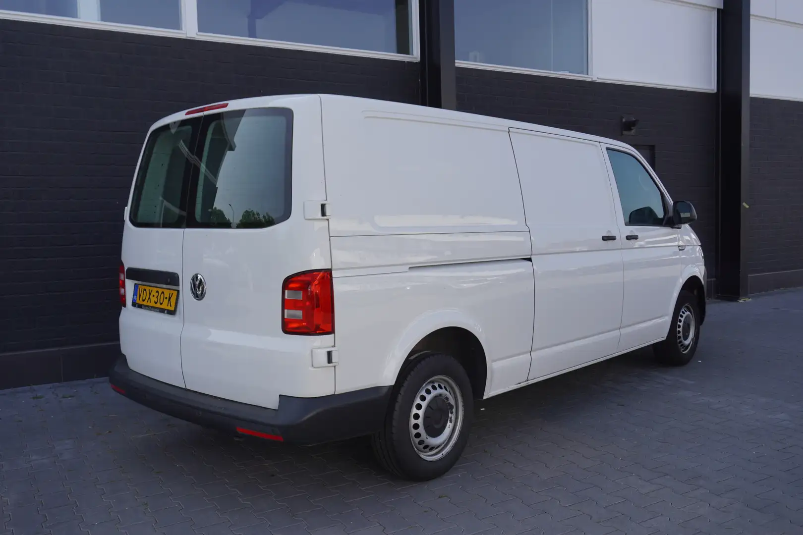 Volkswagen T6 Transporter 2.0 TDI L2 EURO 6 - Airco - Cruise - PDC - € 11.90 Wit - 2