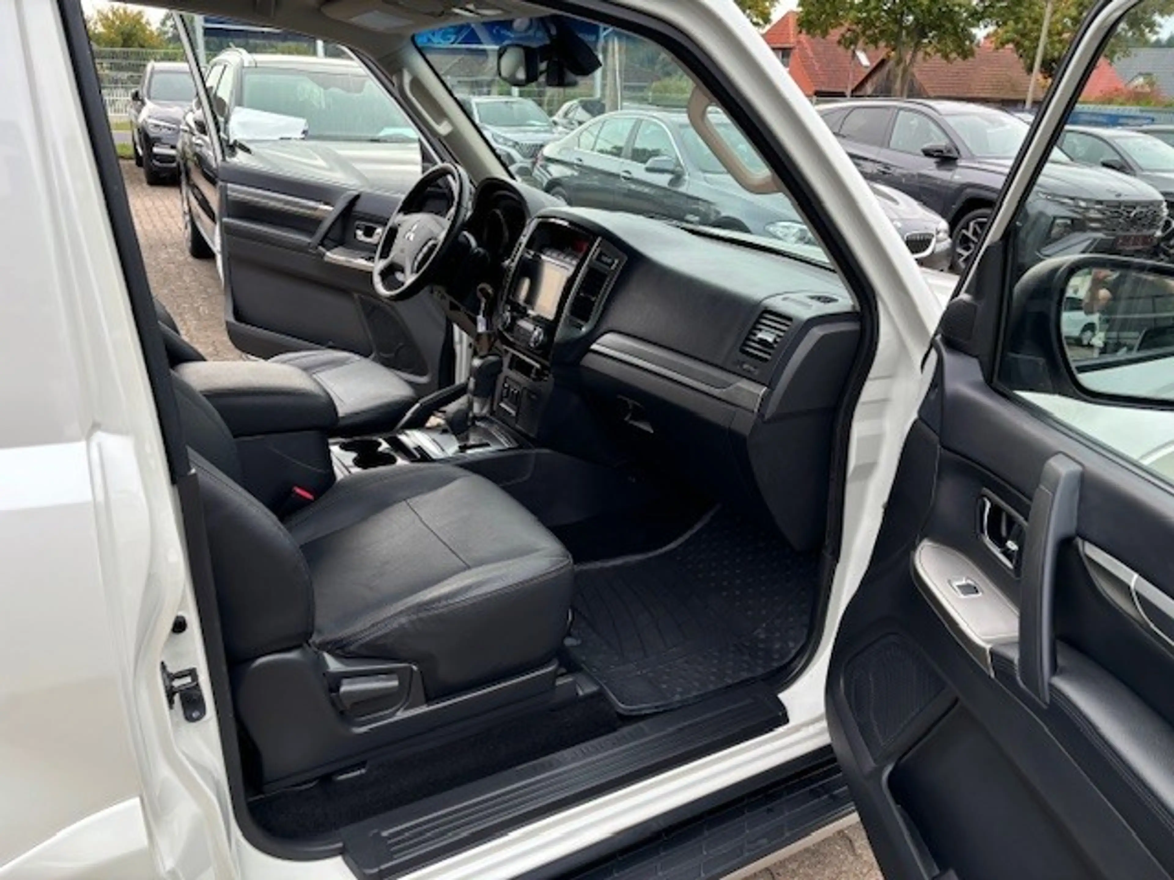 Mitsubishi Pajero 3,2 DI-D Automatik Edition 100 — photo 11