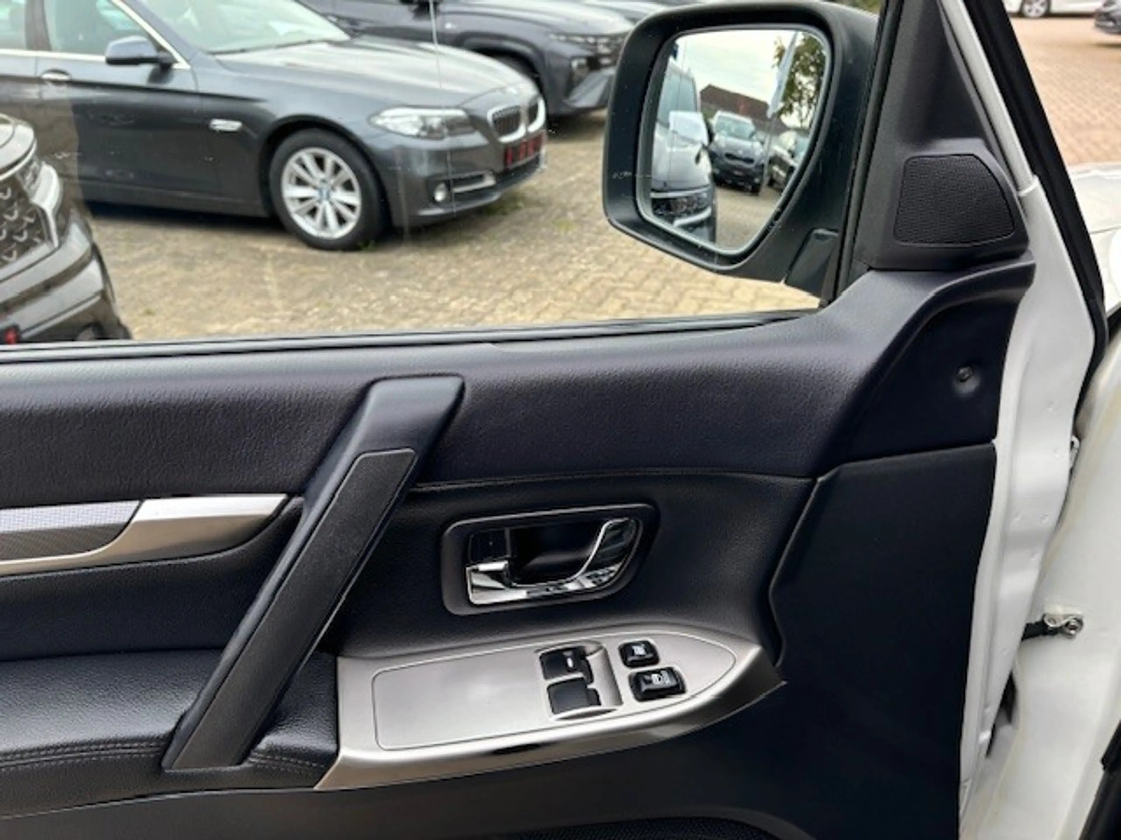 Mitsubishi Pajero 3,2 DI-D Automatik Edition 100 — photo 9