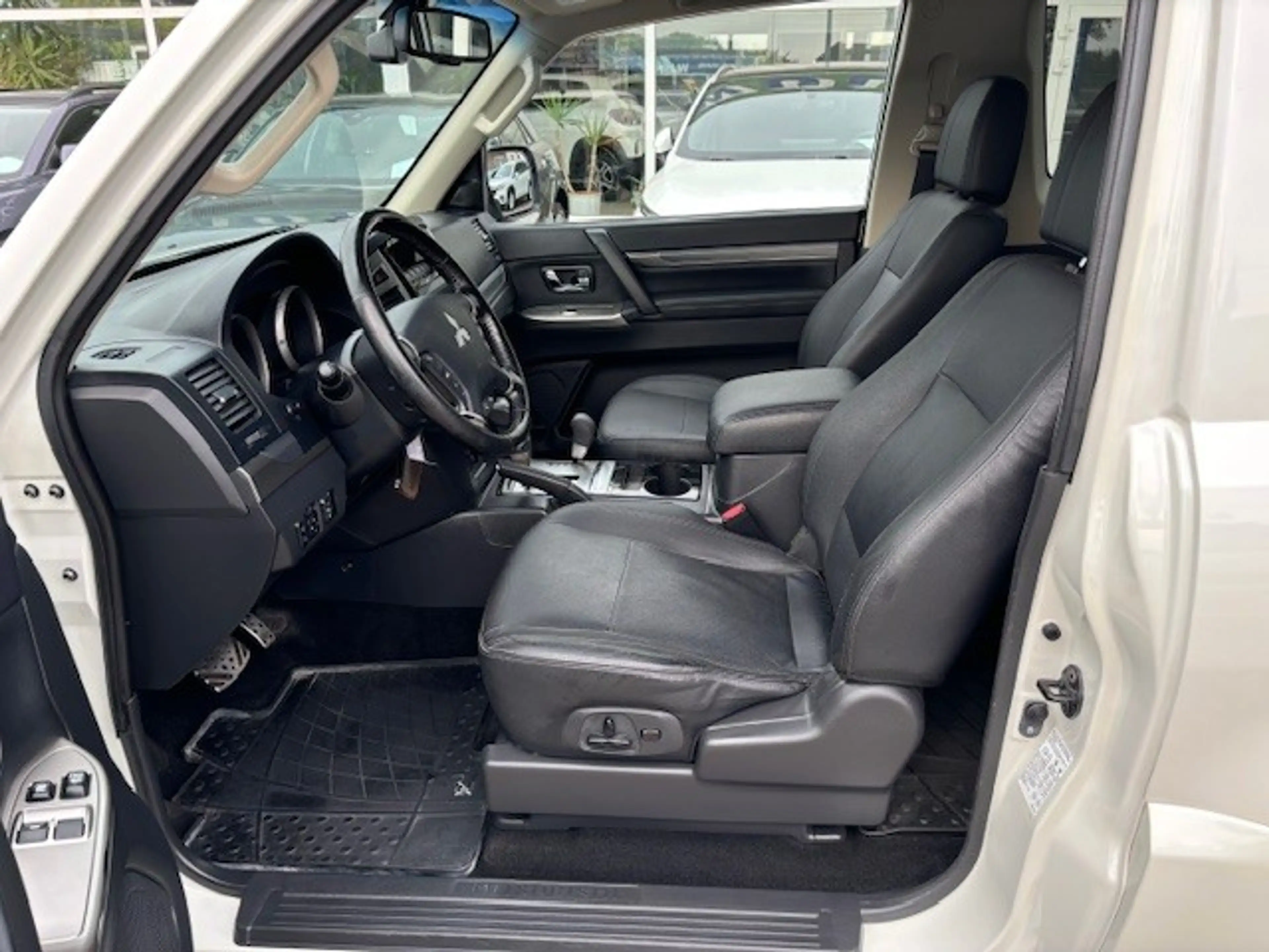 Mitsubishi Pajero 3,2 DI-D Automatik Edition 100 — photo 6