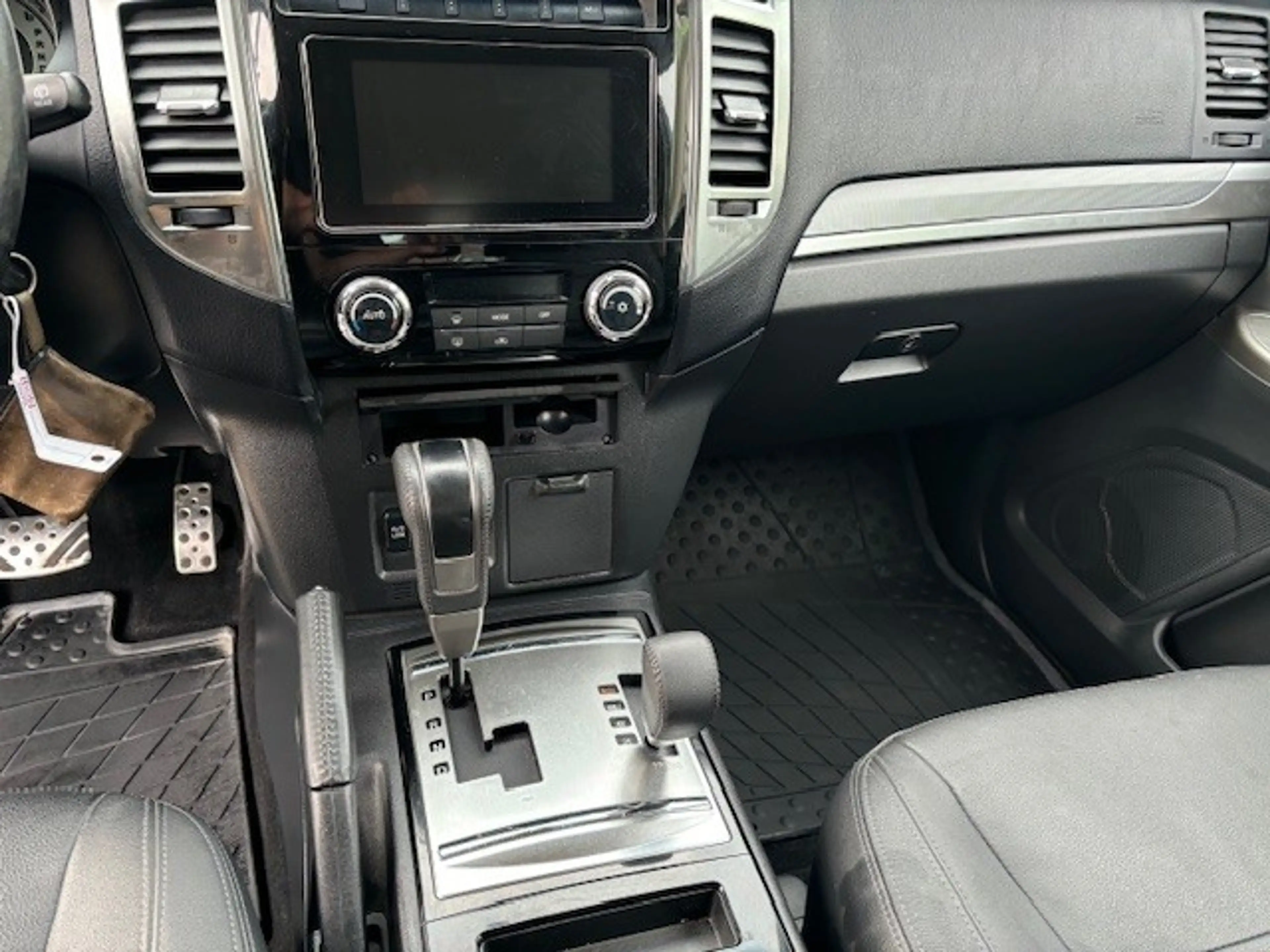 Mitsubishi Pajero 3,2 DI-D Automatik Edition 100 — photo 8