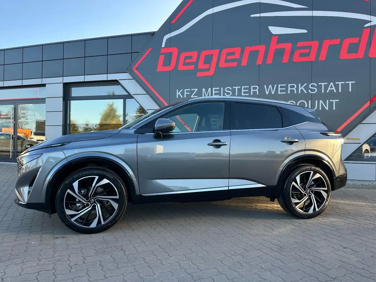 Nissan Qashqai 1.3 MHEV 158 CVT Tekna+ Tekna plus AHK Grau - 2