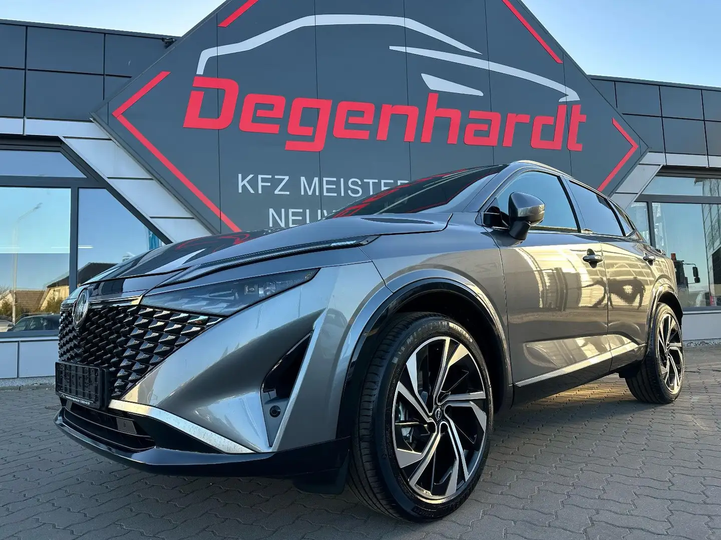 Nissan Qashqai 1.3 MHEV 158 CVT Tekna+ Tekna plus AHK Grau - 1