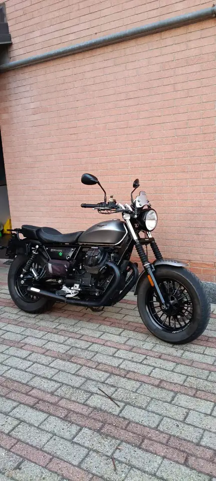Moto Guzzi V 9