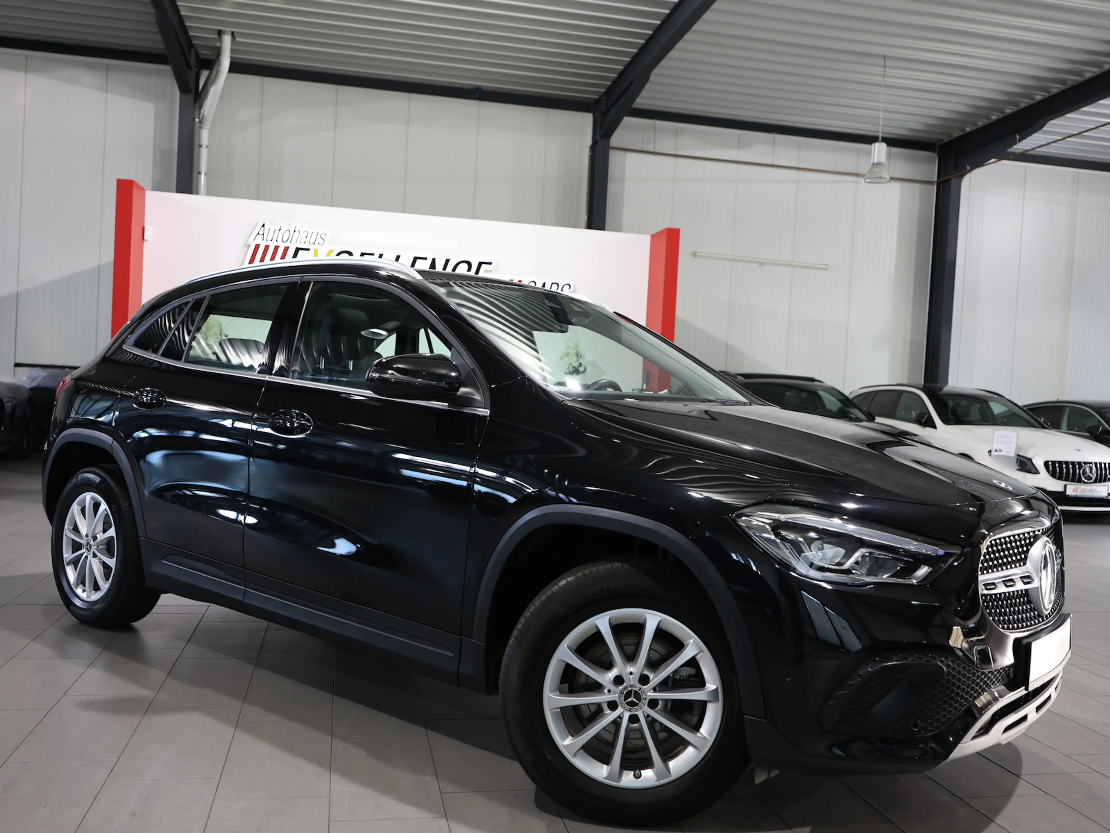Mercedes-Benz GLA 180 d STYLE BUSINESS ADVANCED PANORAMA / LED — photo 3