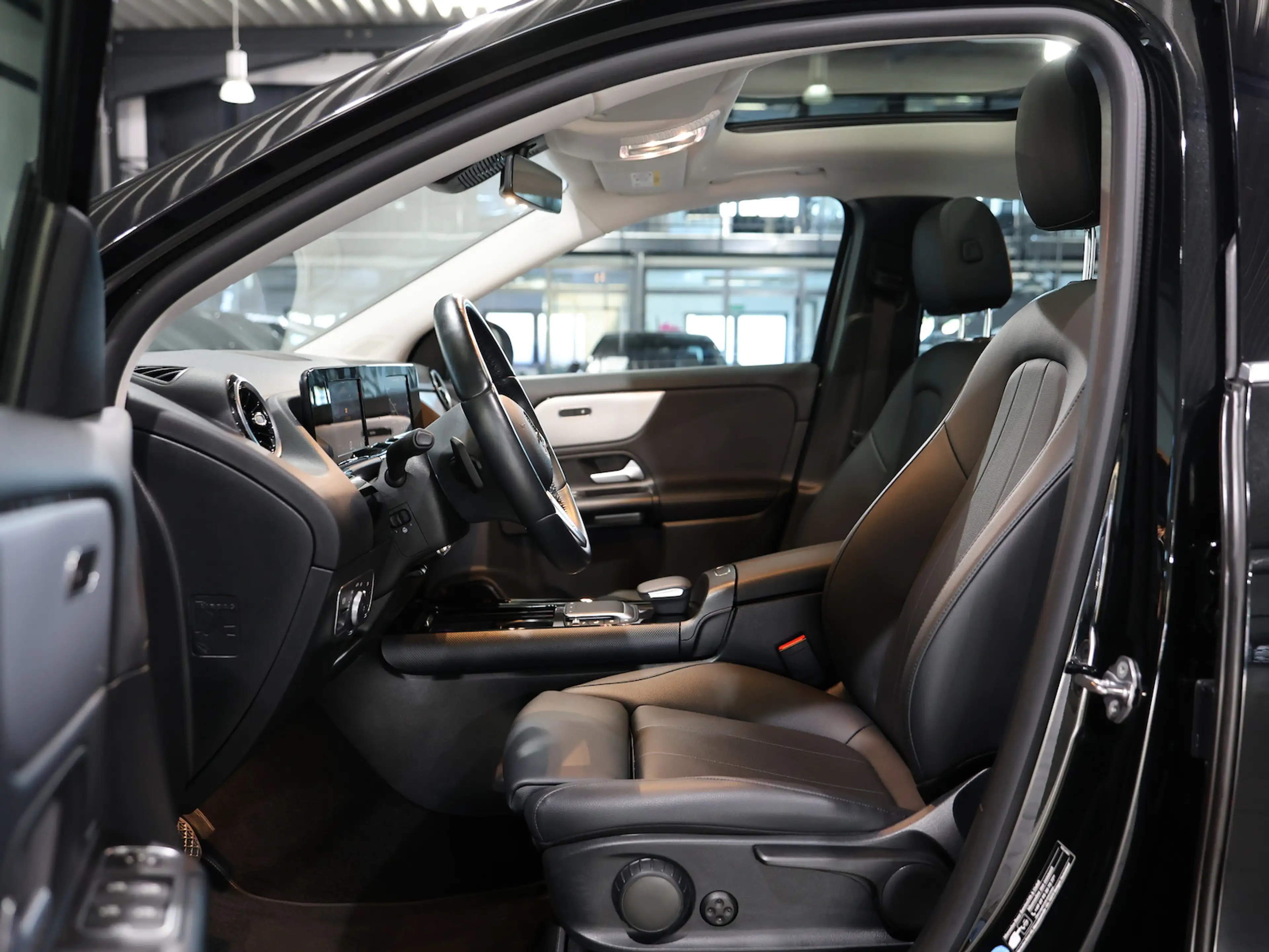 Mercedes-Benz GLA 180 d STYLE BUSINESS ADVANCED PANORAMA / LED — photo 13