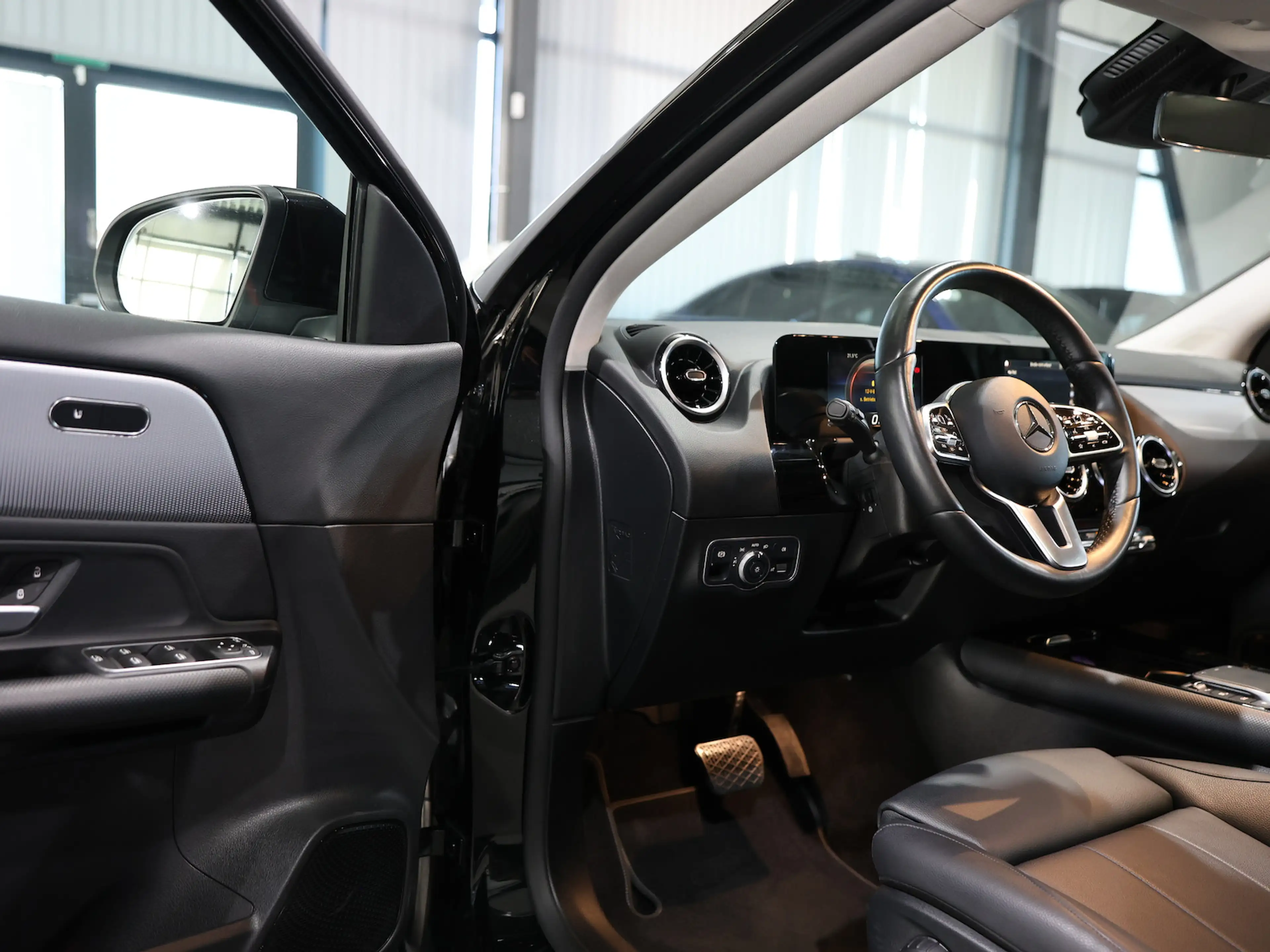 Mercedes-Benz GLA 180 d STYLE BUSINESS ADVANCED PANORAMA / LED — photo 12