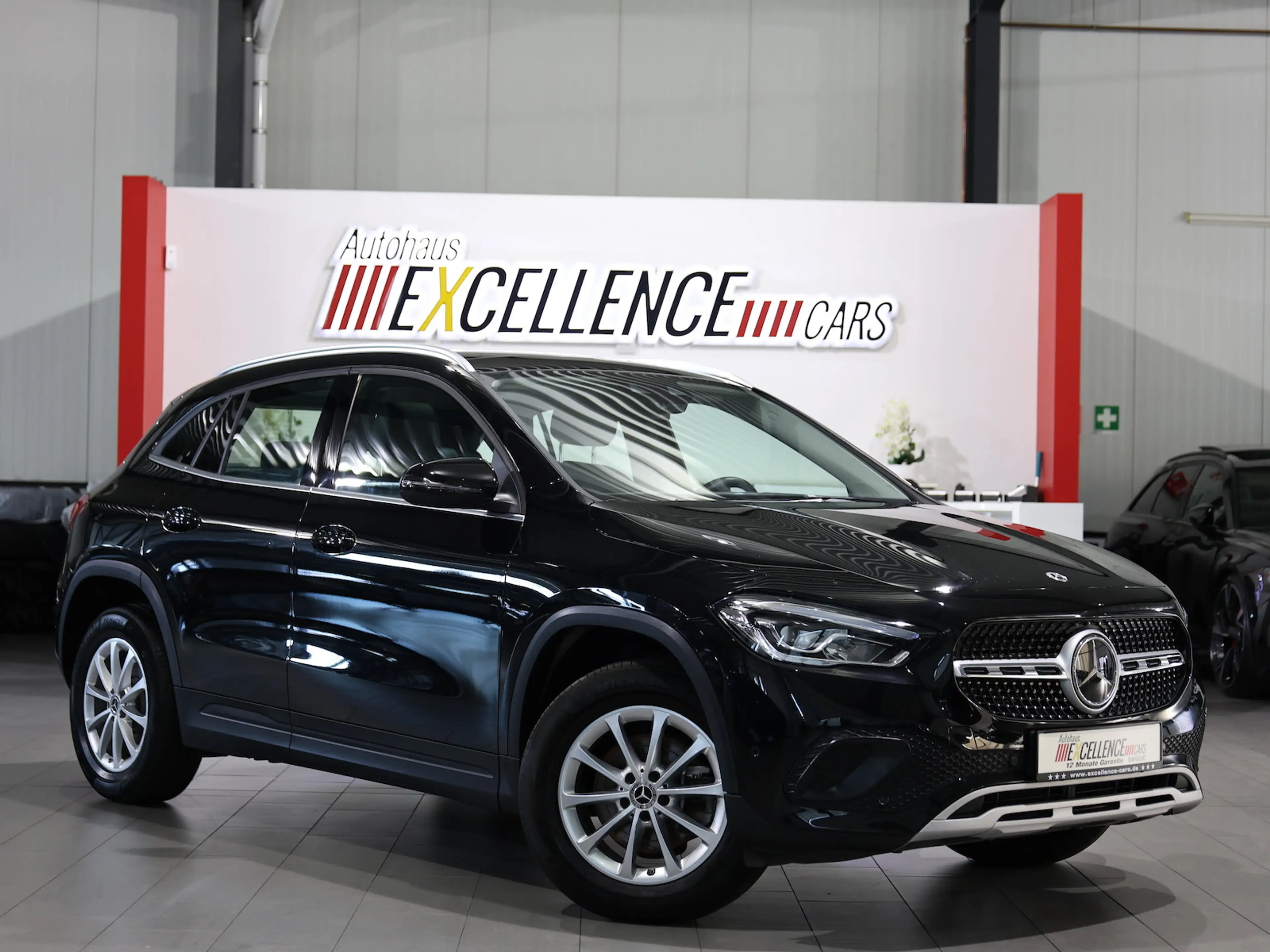 Mercedes-Benz GLA 180 d STYLE BUSINESS ADVANCED PANORAMA / LED