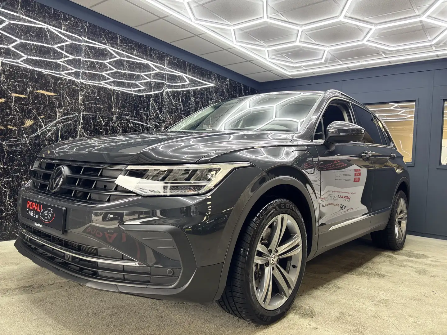 Volkswagen Tiguan 1.4 TSI eHybrid Business+ virtual Grijs - 1