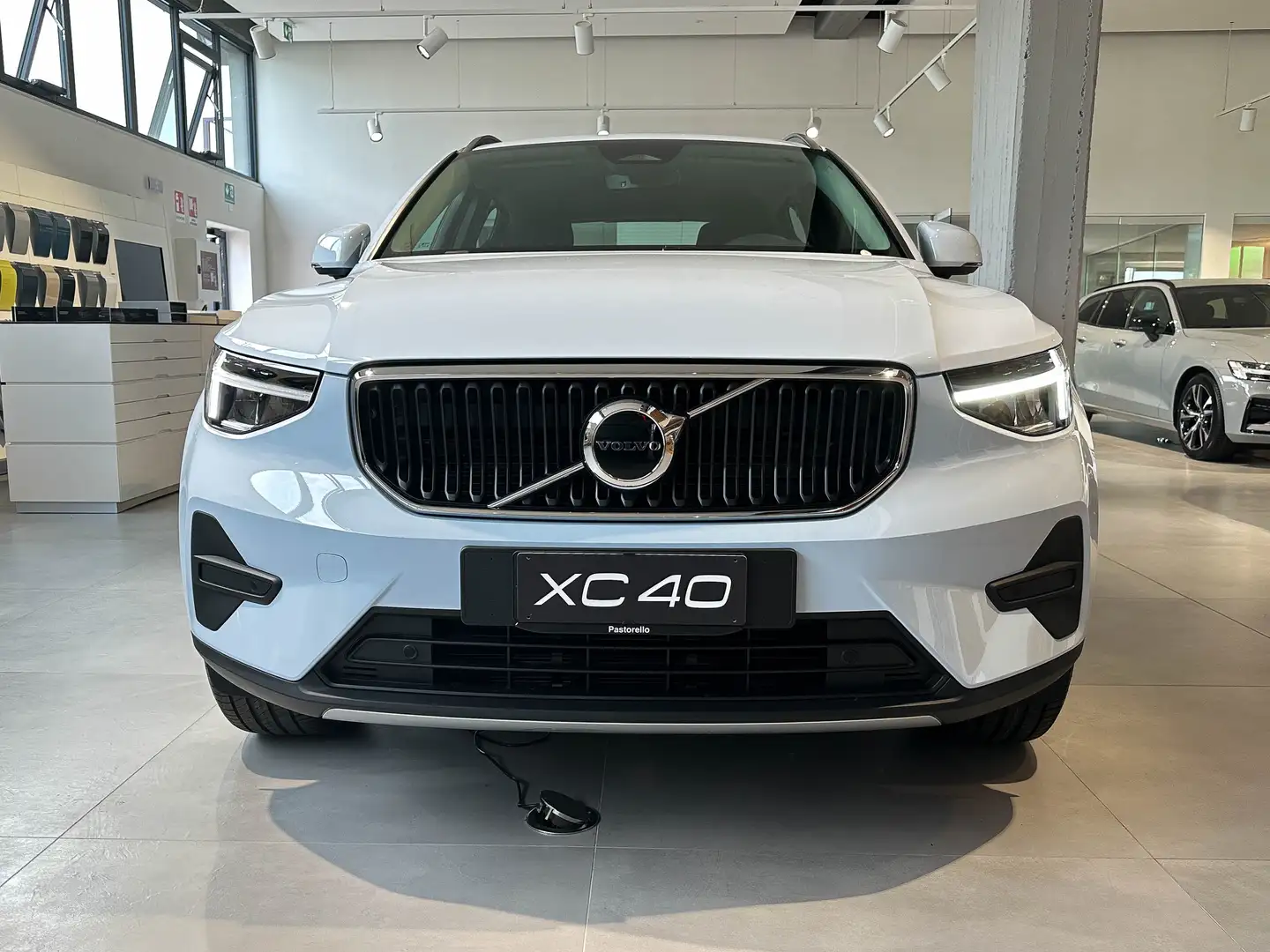 Volvo XC40 B3 automatico Essential Blu/Azzurro - 2