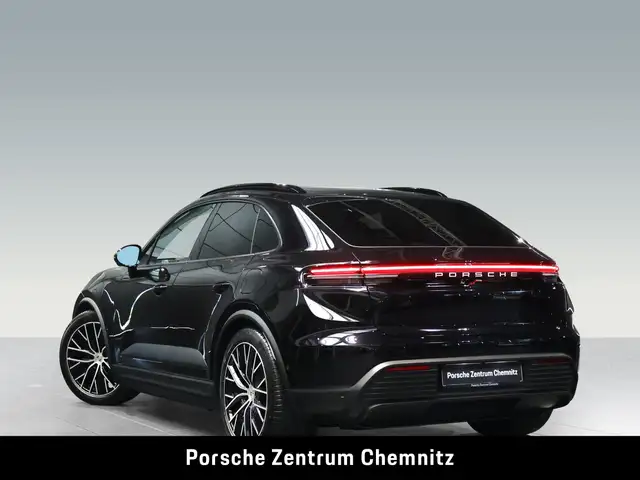 Porsche Macan view 3