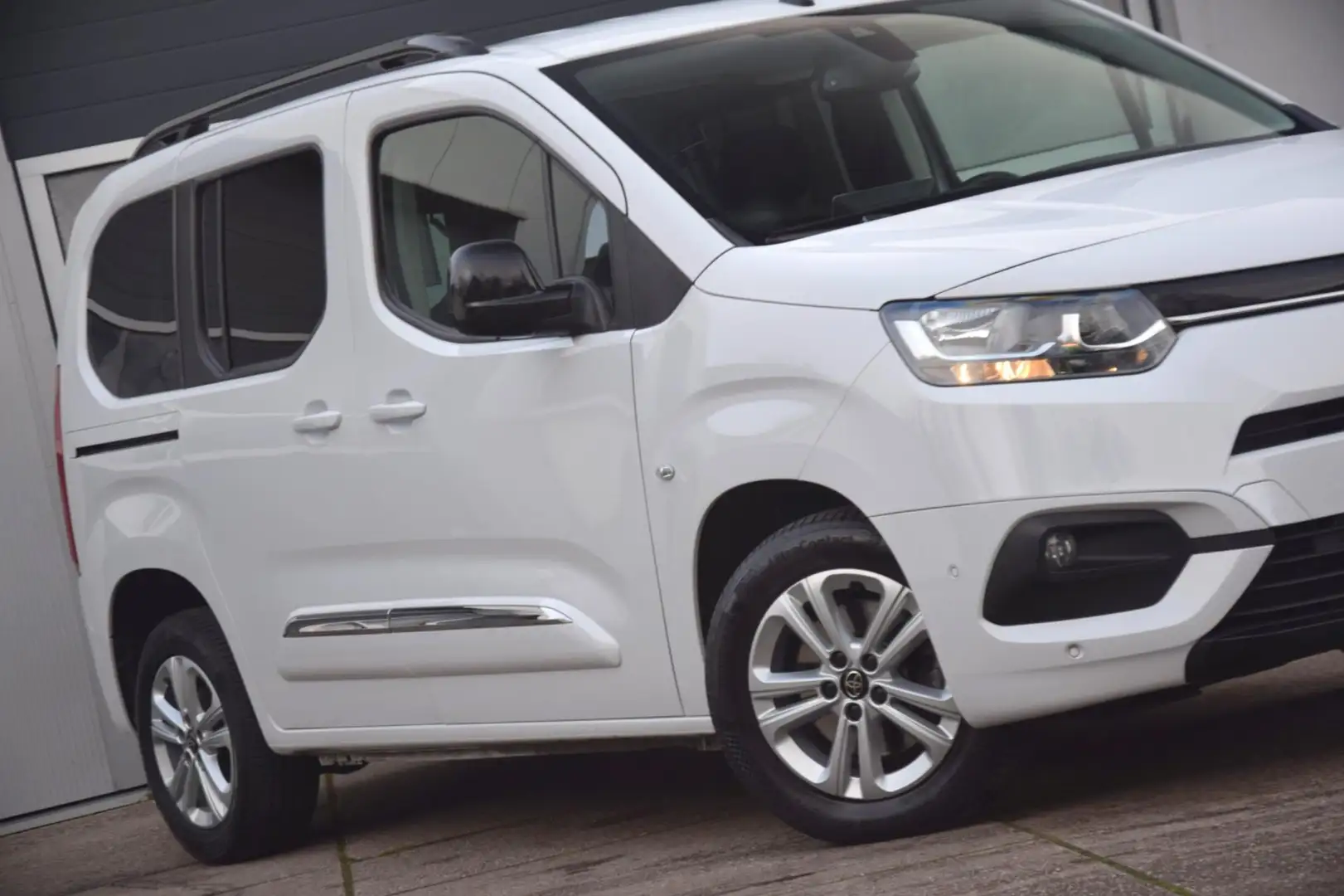 Toyota Proace City Verso 1.2 Turbo Active Automaat/Camera/Navigatie Wit - 2