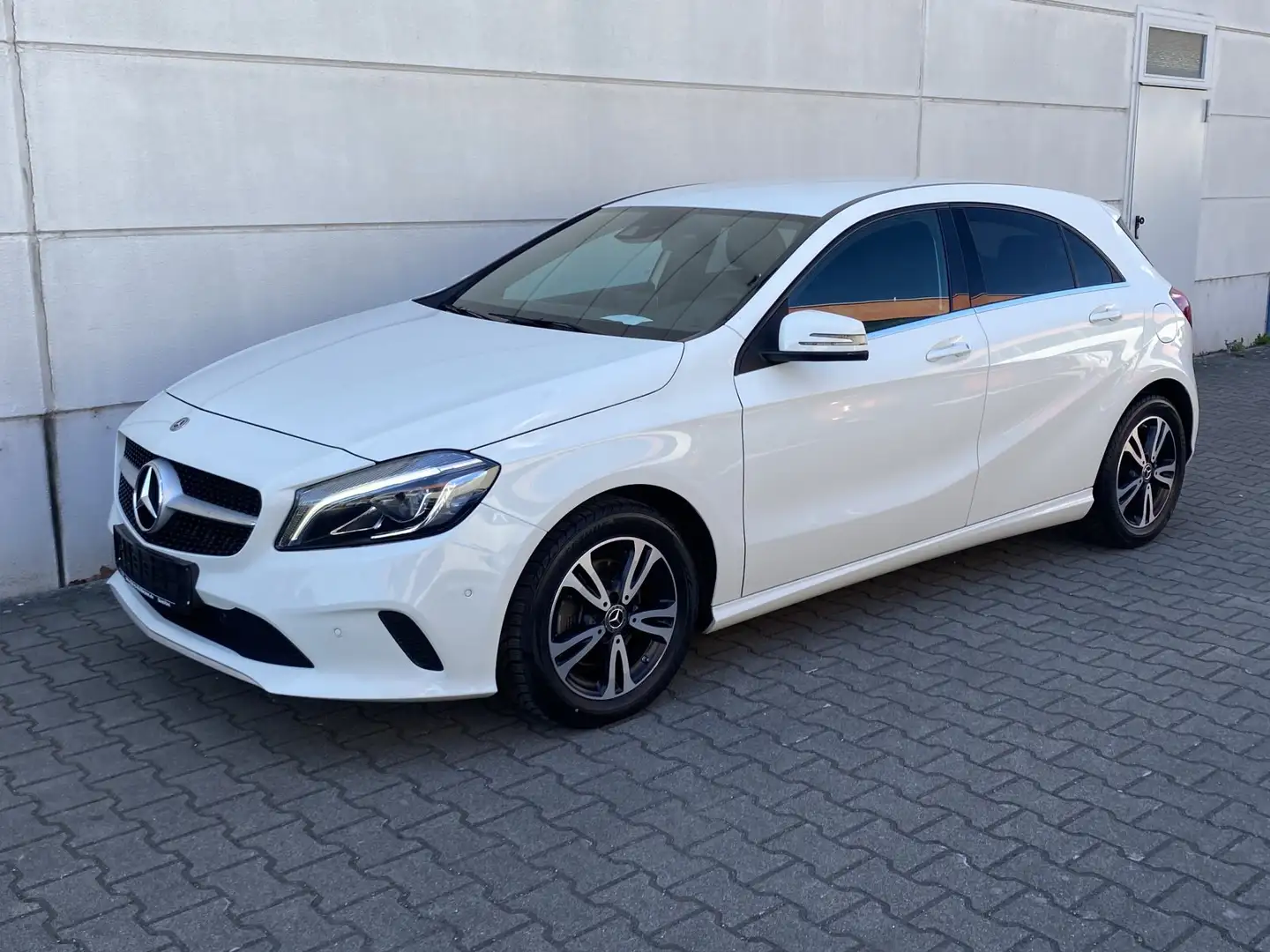 Mercedes-Benz A 180 DCT  Leder Nav Shz Tmat LED RKam Weiß - 2