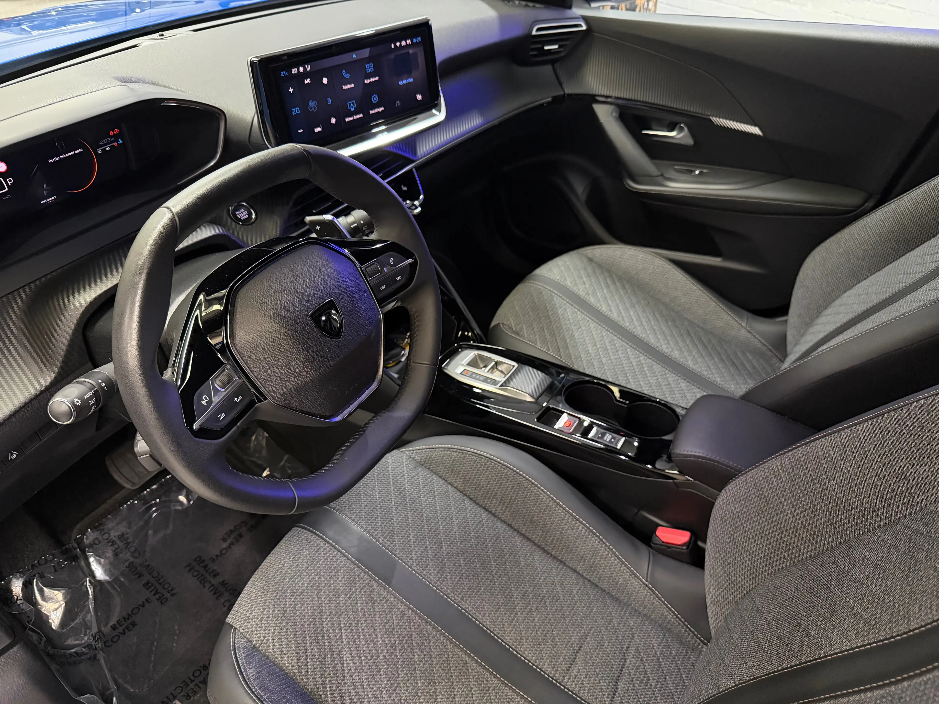Peugeot 2008 1.2 Allure 130 EAT8 — photo 10