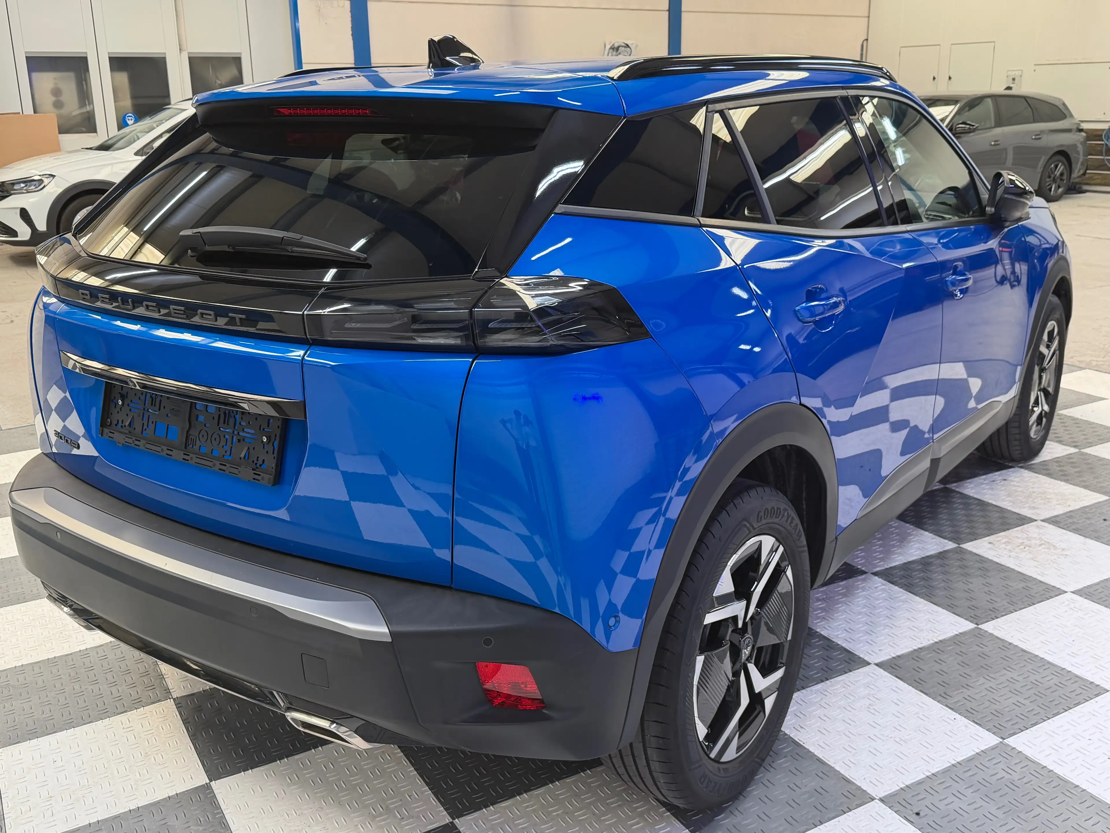 Peugeot 2008 1.2 Allure 130 EAT8 — photo 4