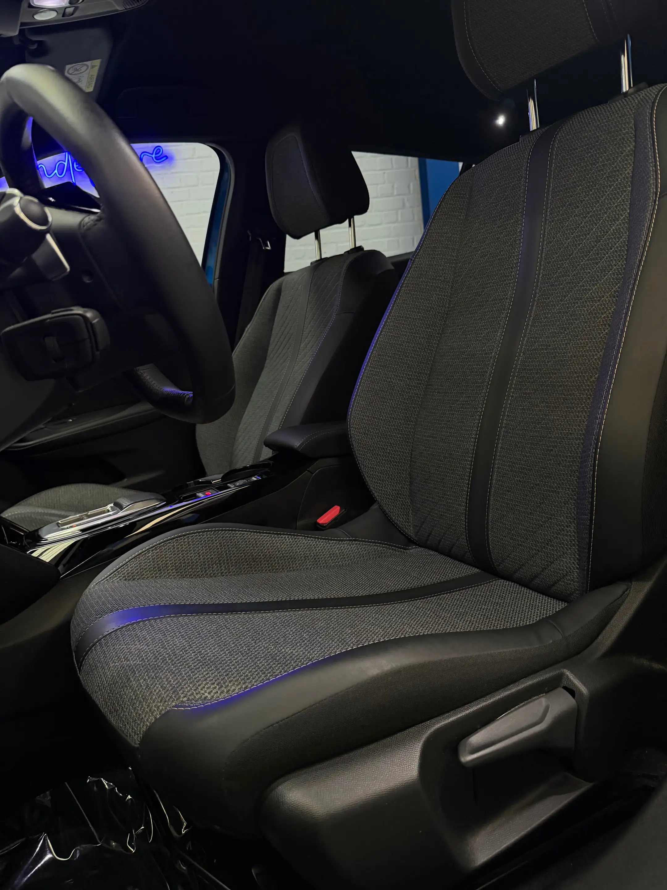 Peugeot 2008 1.2 Allure 130 EAT8 — photo 12