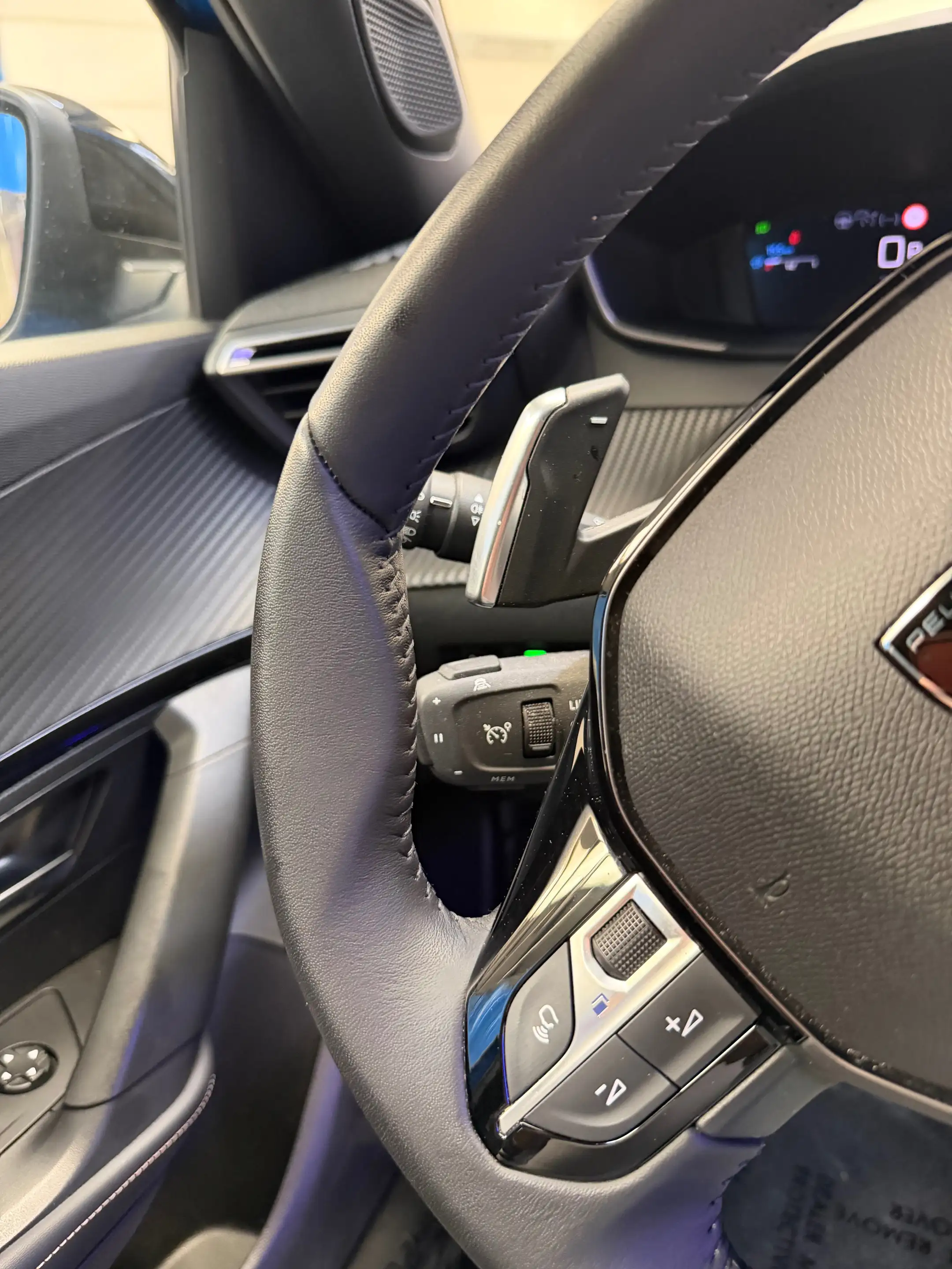 Peugeot 2008 1.2 Allure 130 EAT8 — photo 14